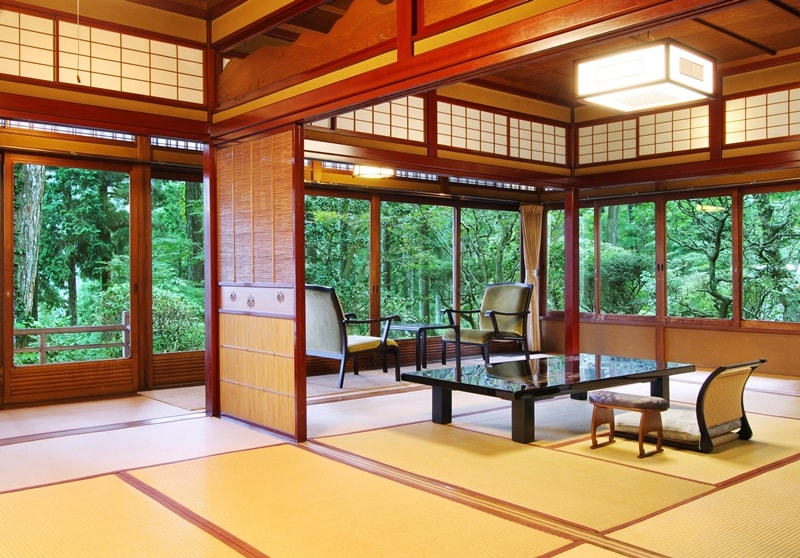 [帶露天浴池的特別房間、春景莊] 以飛騨傳統工藝品“春景塗”為裝飾，營造出特別氛圍的人氣客房。