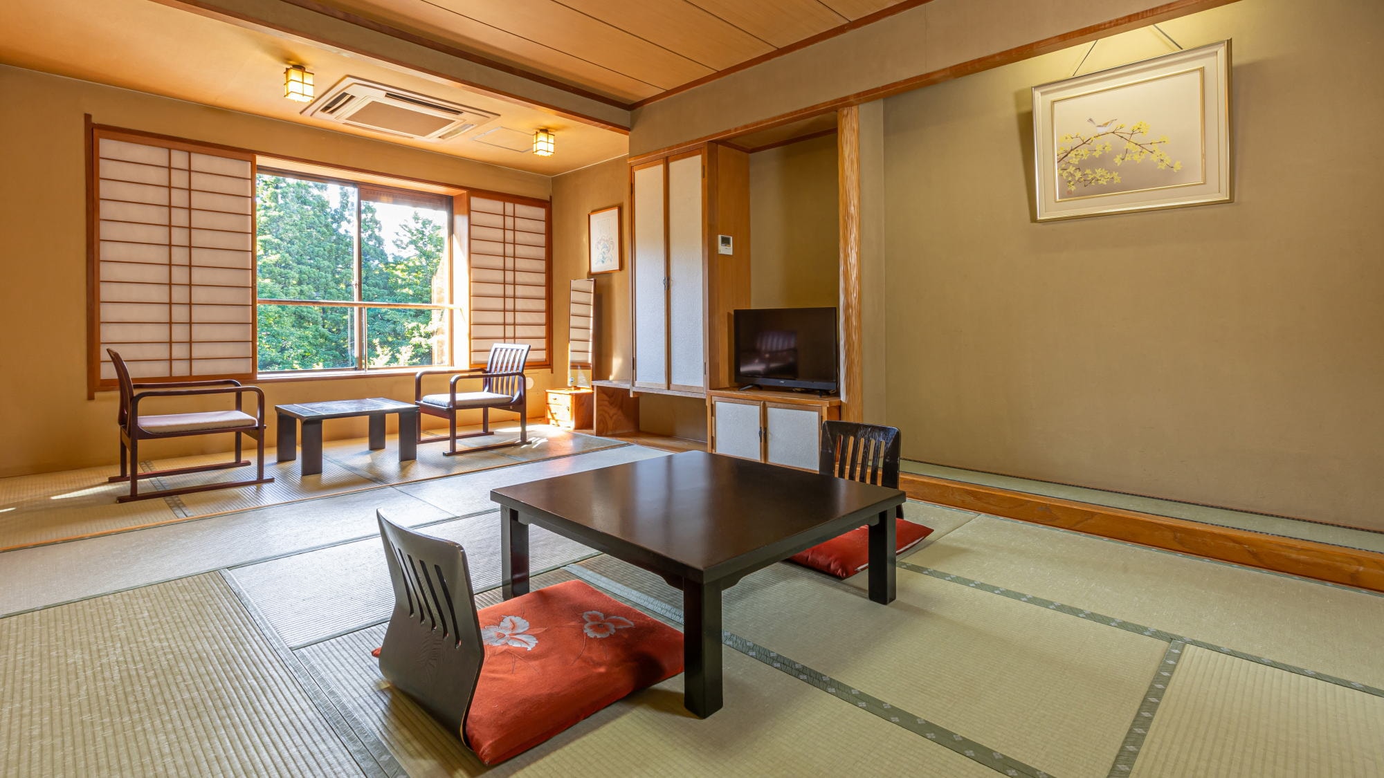 [Main building Japanese-style room] Pure Japanese-style relaxing space. Please relax and enjoy Mizusawa Onsen's triple beauty bath.