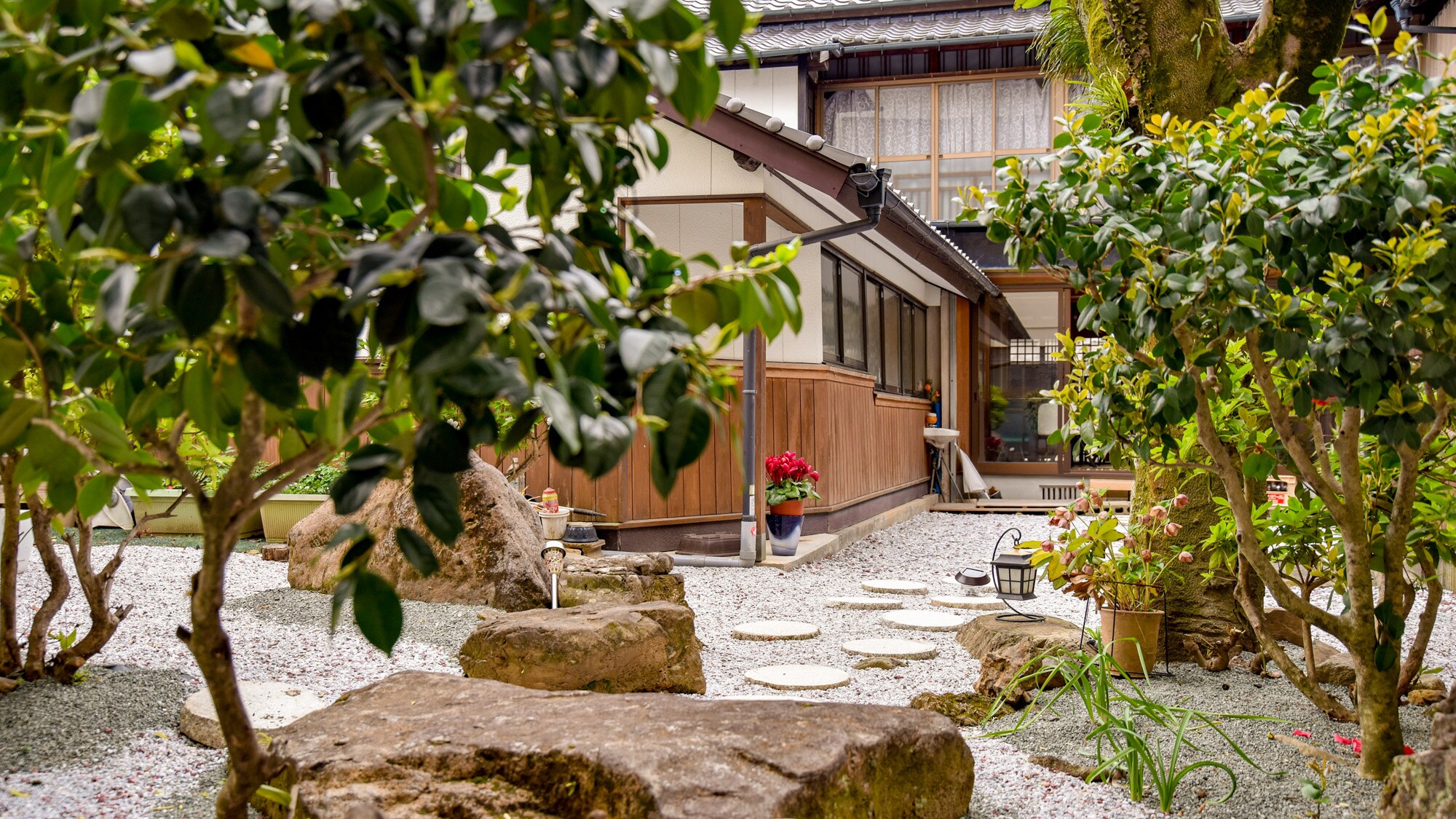 *Courtyard/A traditional Japanese inn with a relaxing atmosphere.