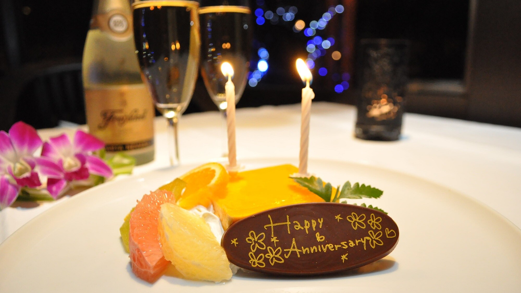 Give a cut cake to mom and dad on their anniversary, and a small cake to your dog on their anniversary!