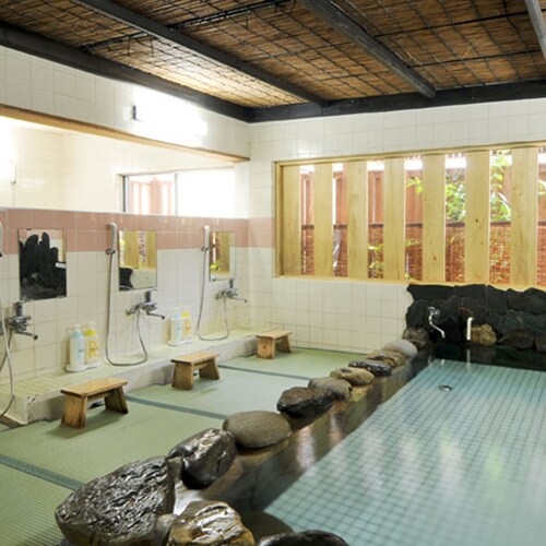 【4楼榻榻米浴池】用屋久岛海滩的岩石和榻榻米地板砌成的精致浴池。