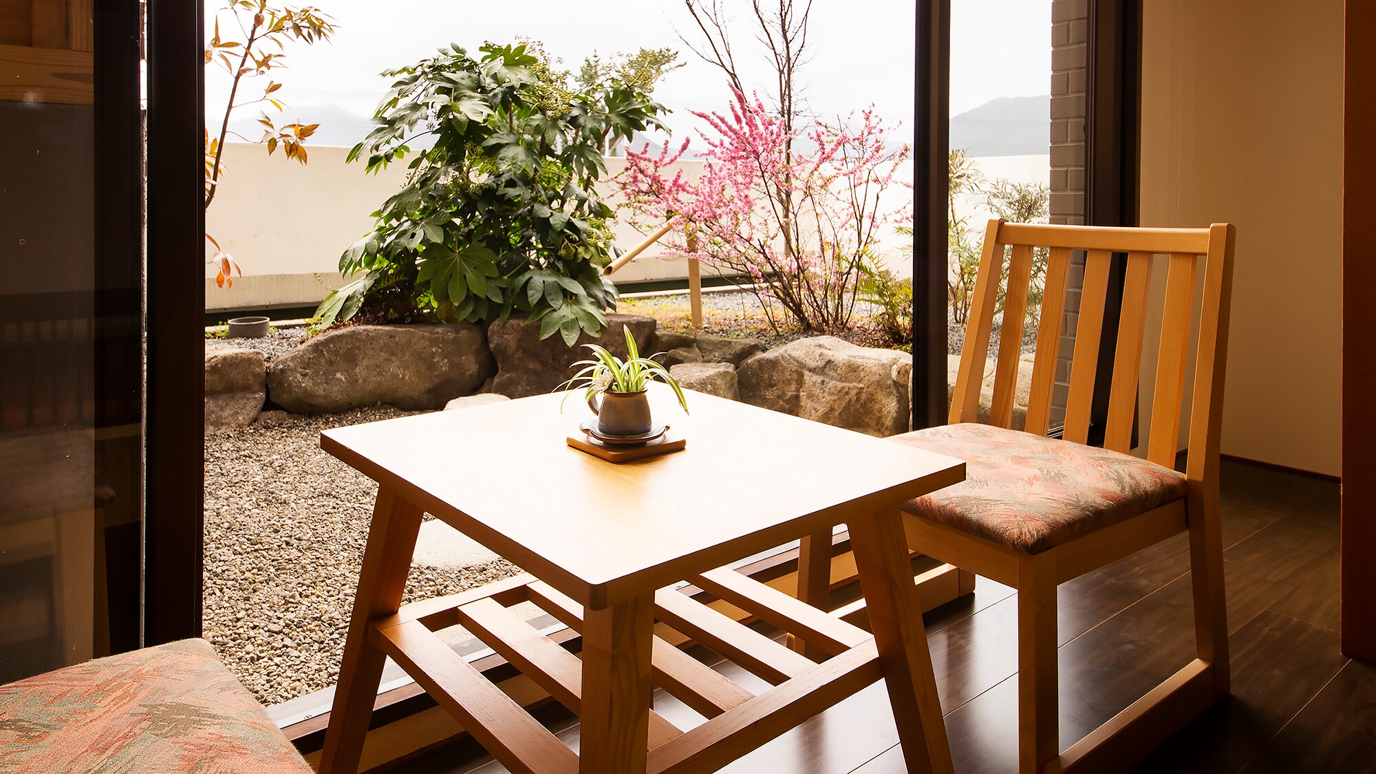 [Stylish Japanese-Western room] A private garden on the balcony creates an extraordinary feeling.