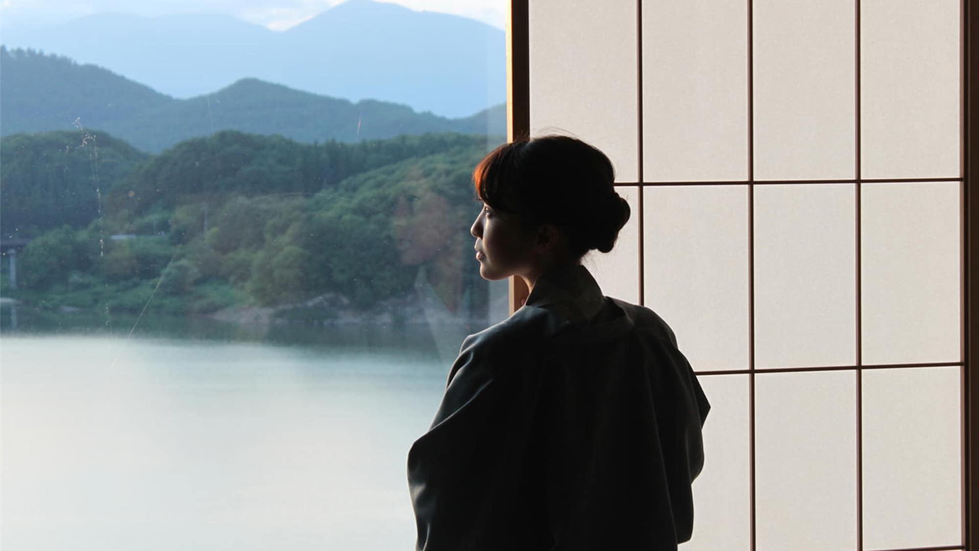 You can overlook Lake Gosho from all rooms. Please enjoy the colors of the seasons.