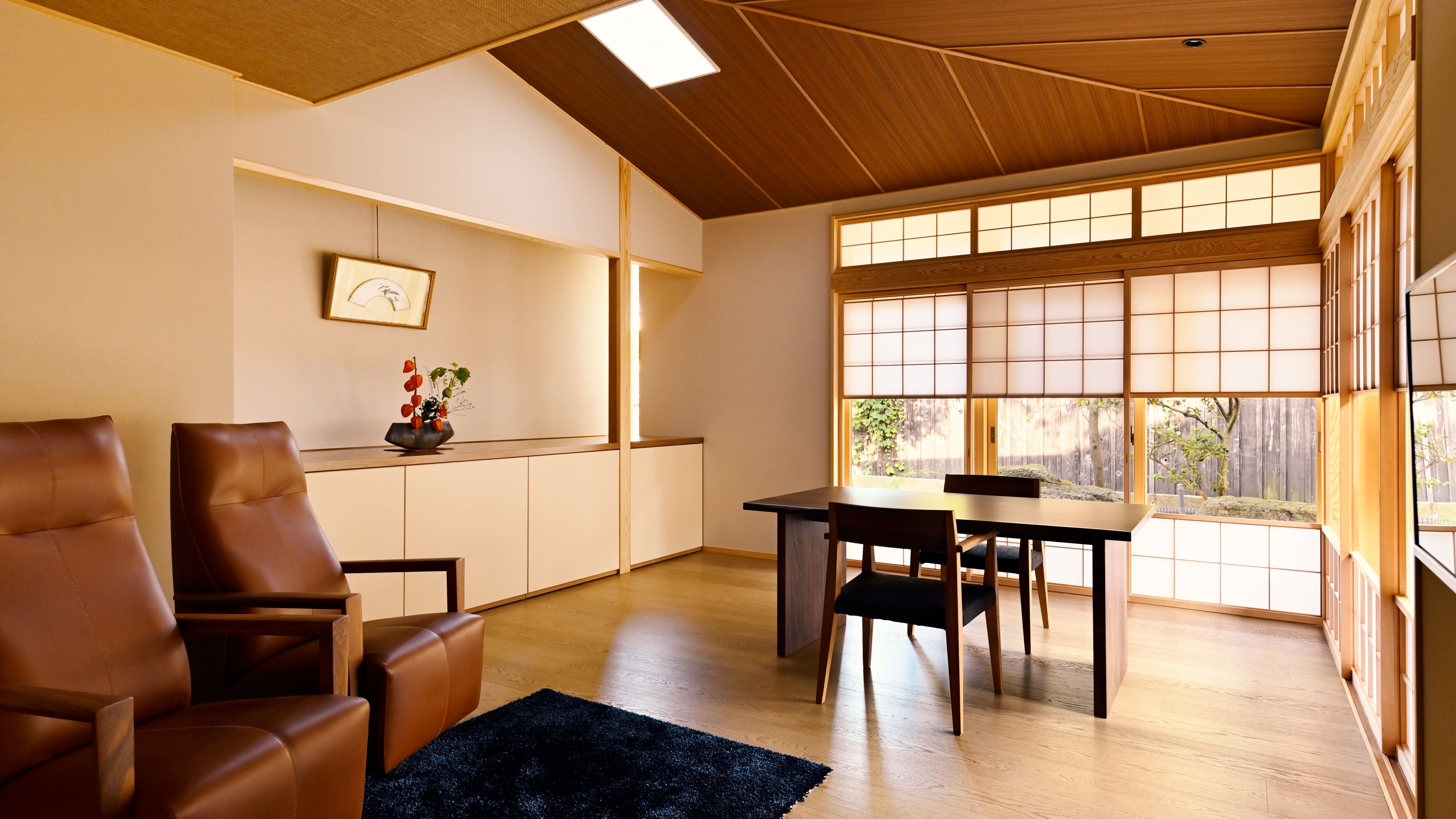 [ห้องกึ่งพิเศษ (ฟูก)] บ่อน้ำพุร้อนกึ่งเปิดโล่ง ◆ ห้องหลัก พื้นที่รับประทานอาหาร 10 เสื่อทาทามิ + 8 เสื่อทาทามิ