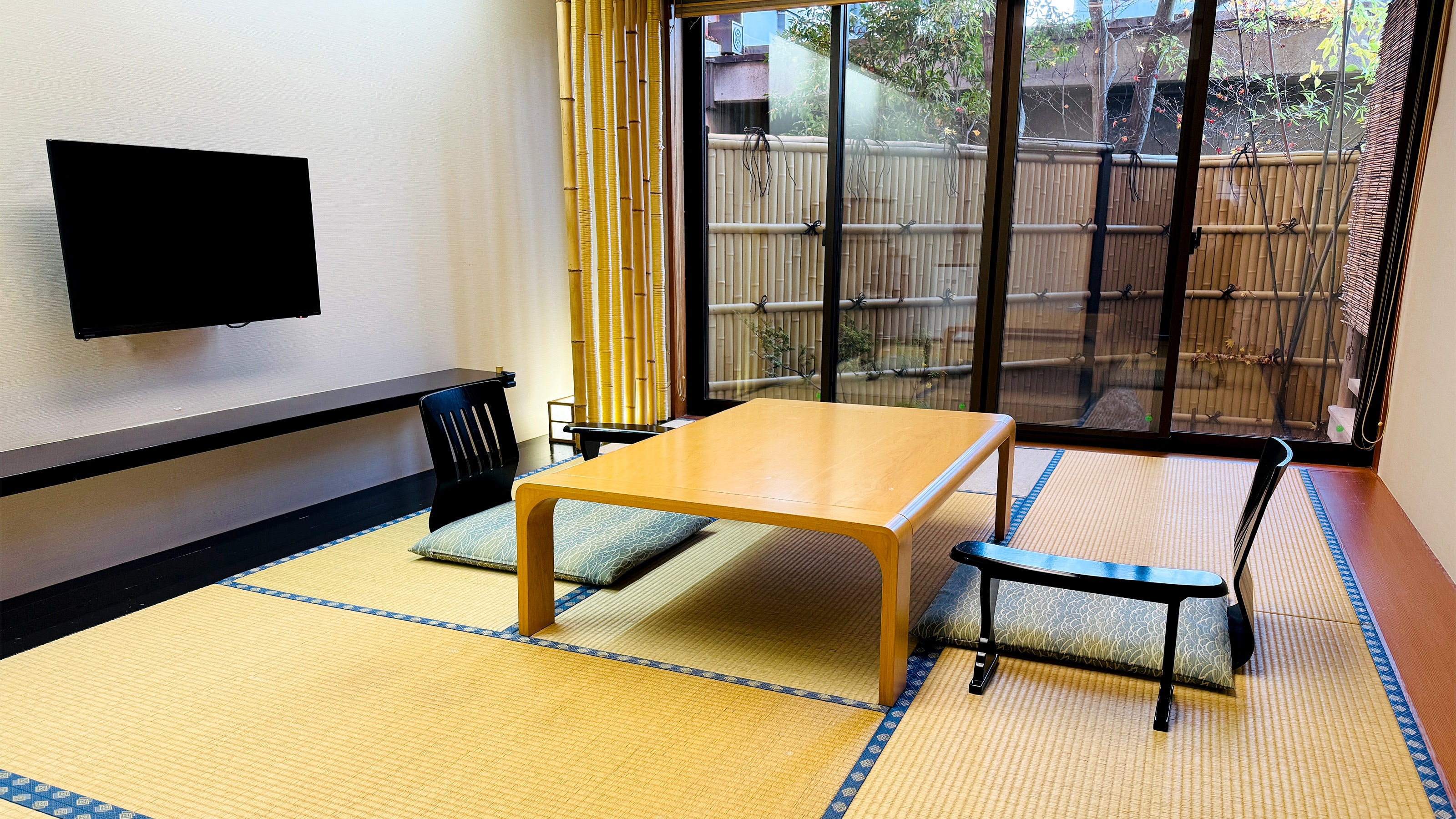 Example of a guest room with an open-air bath in the East Wing