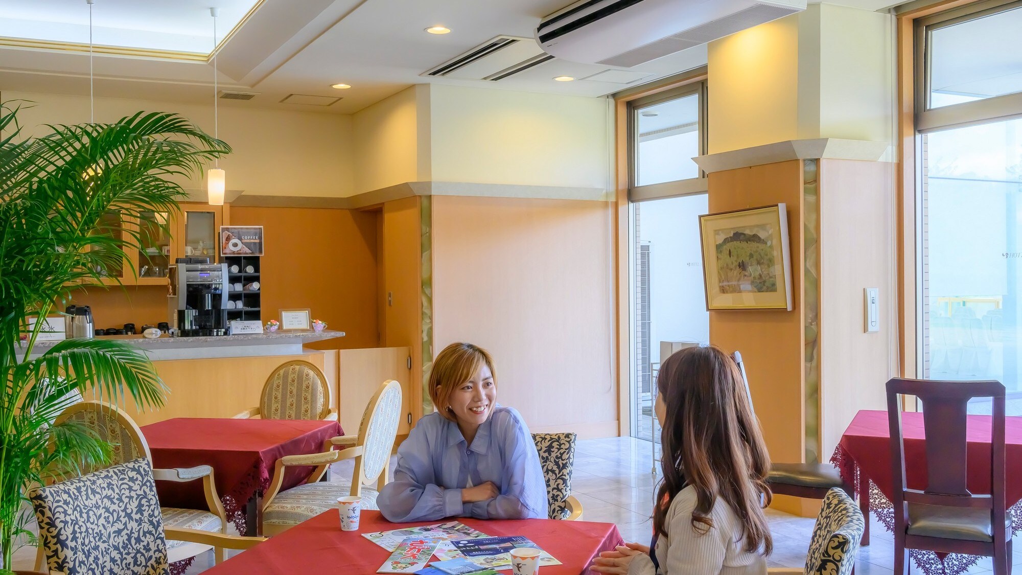 【在明亮的休息室办理观光手续】备有各种小册子。