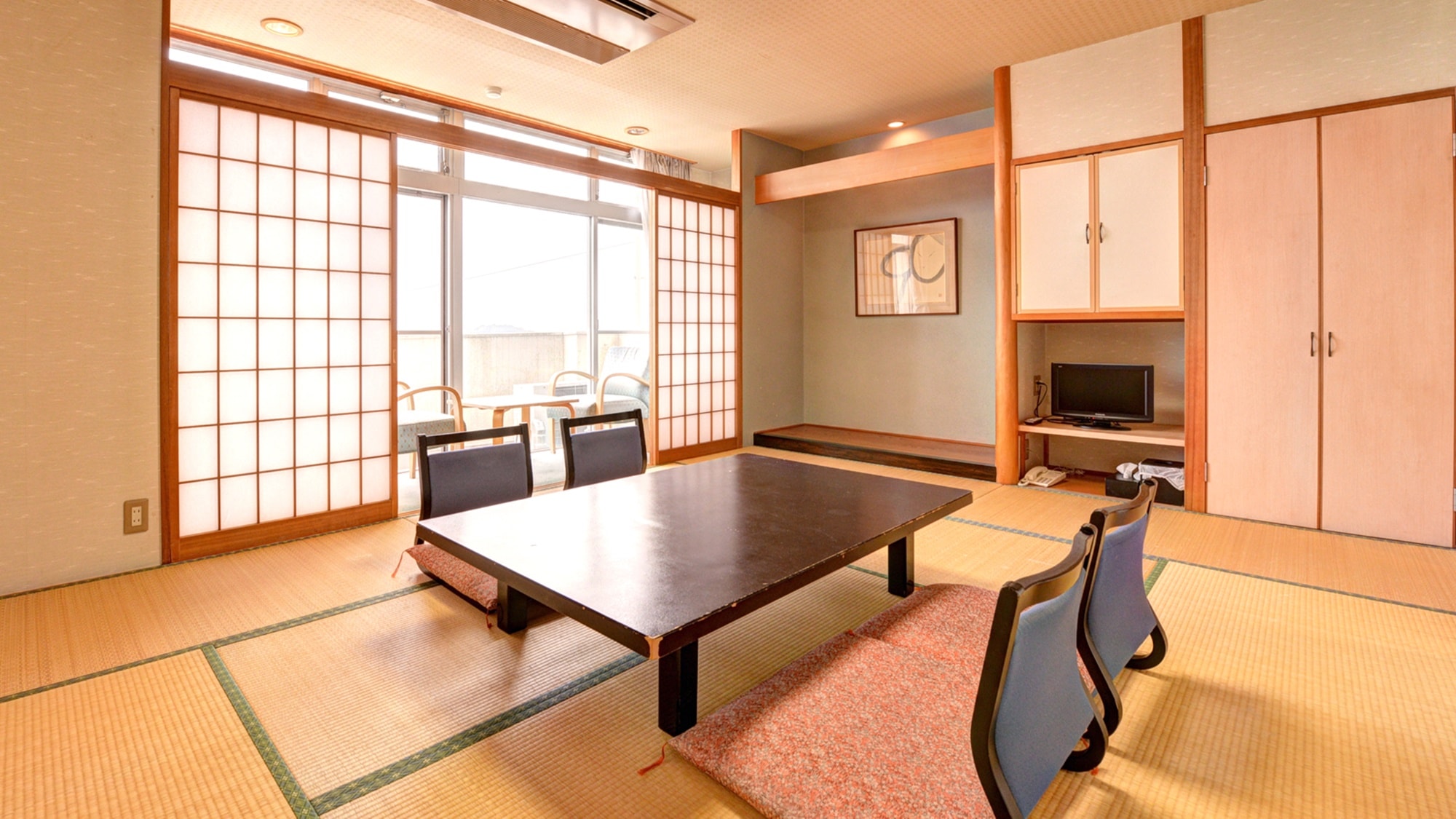 *Japanese-style room (example of guest room)
