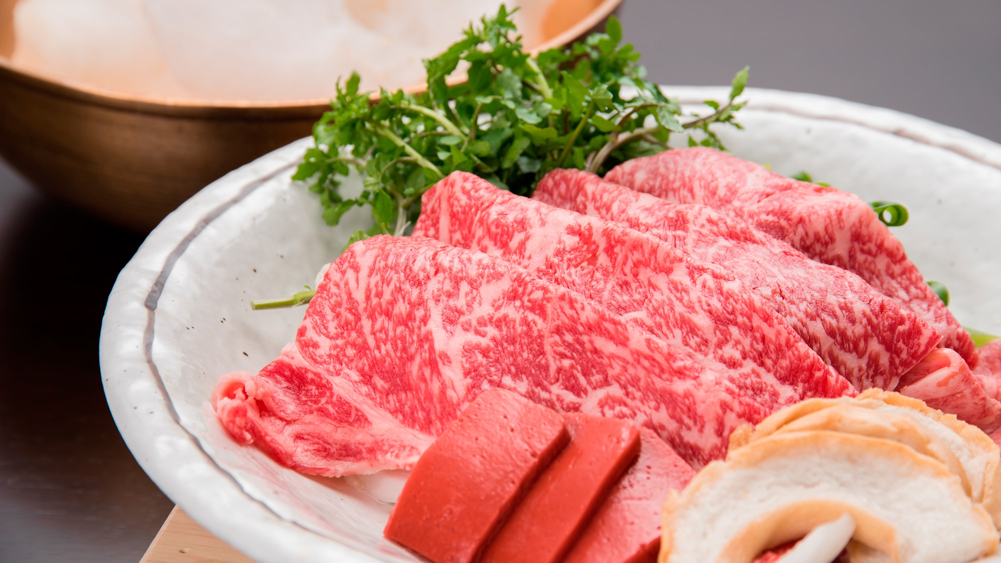 [Our hotel's specialty, Unkai Nabe] A luxurious thick-sliced piece of meat is generously placed on cotton candy that looks like a cloud (image)