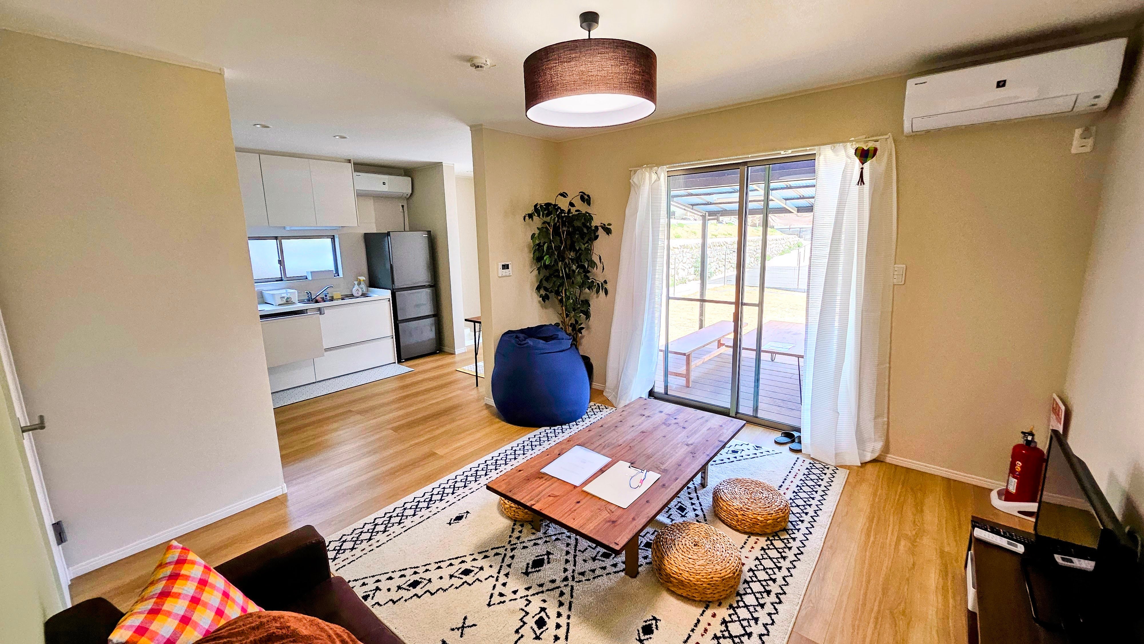 The main house (Main House) is designed to be connected to the living room and courtyard, allowing you to freely move between indoors and outdoors.