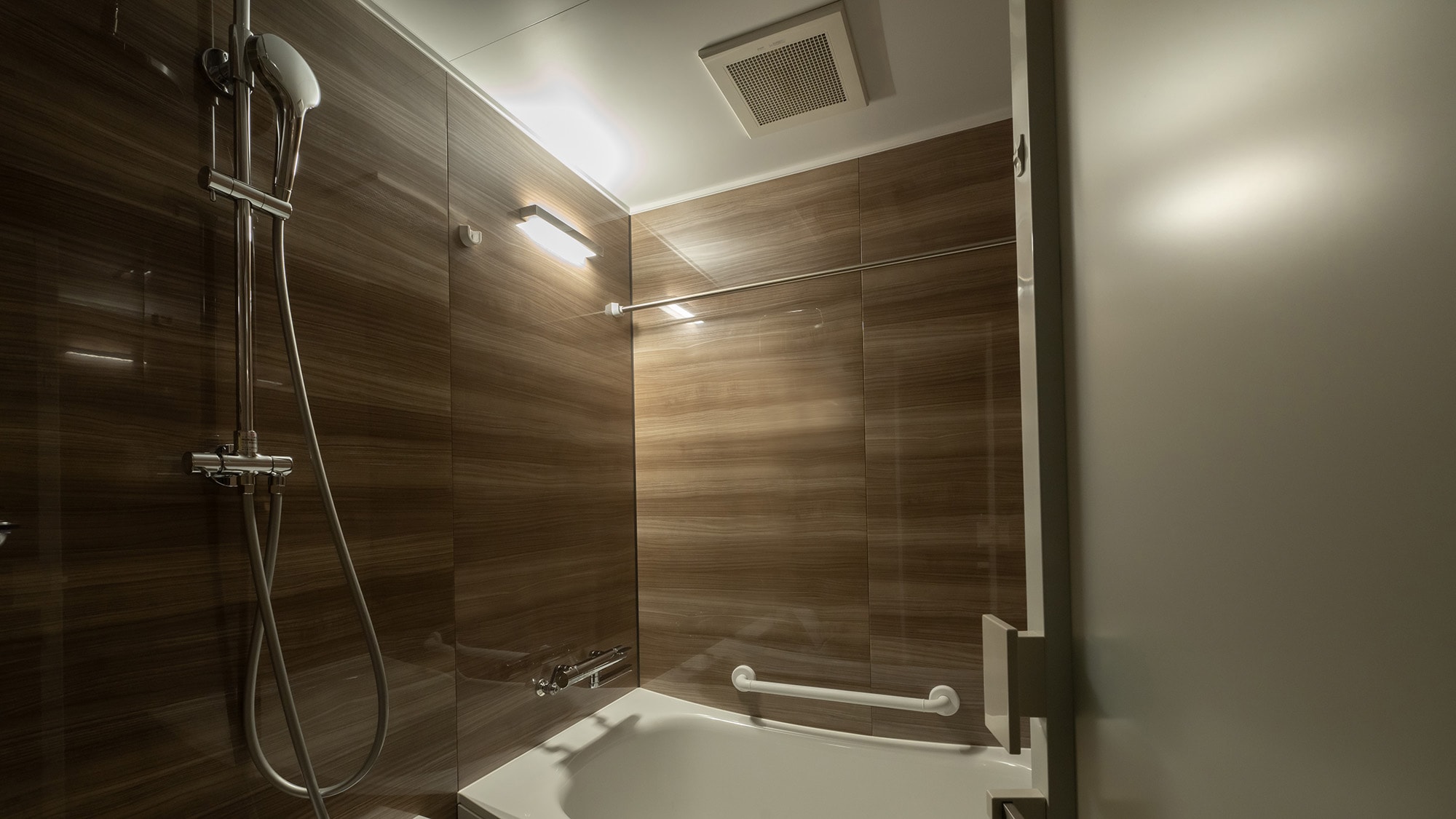 [Bathroom] Bath with washing area (with overhead shower), separate toilet, washbasin