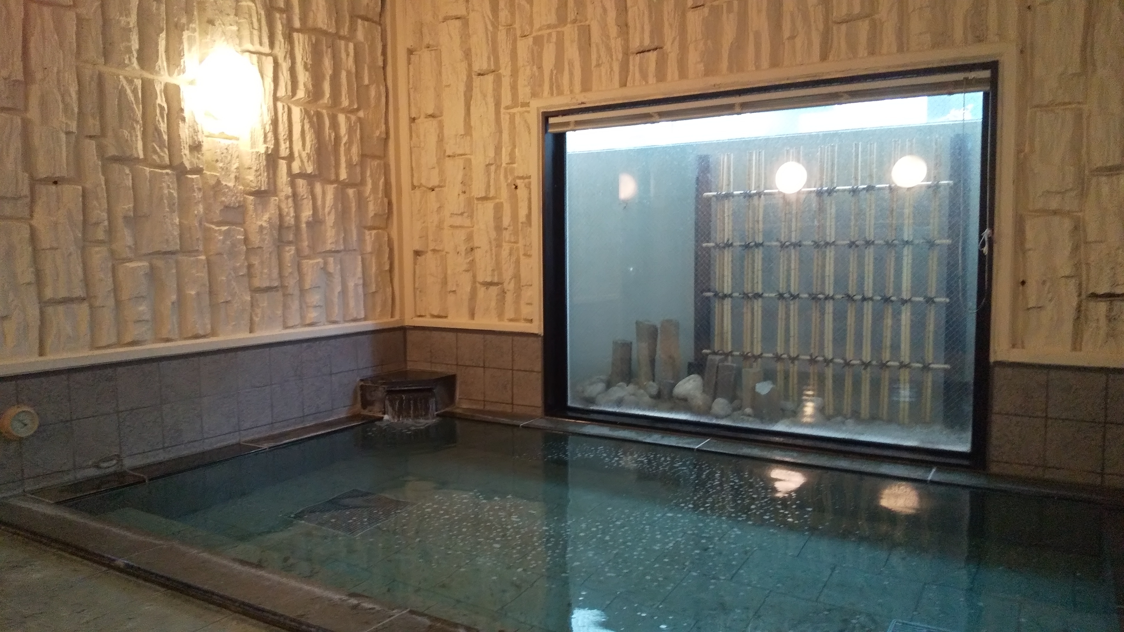 Bathtub (men's large bath)