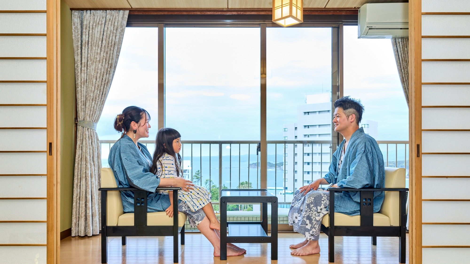 *【Example of a guest room】Enjoy a relaxing time with your family at a window seat overlooking the sea.