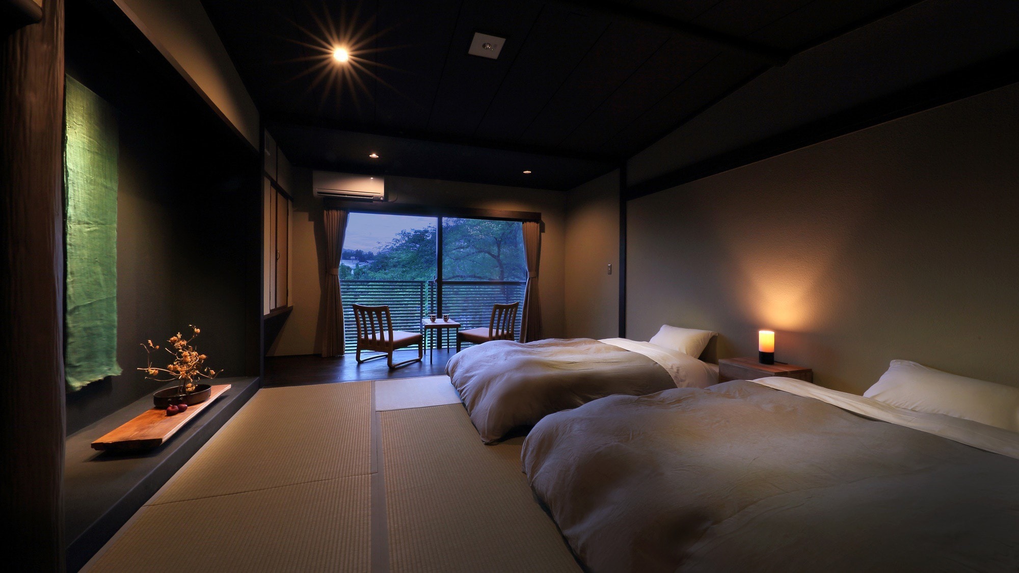 [With moderate bath] There are two modern low-rise beds and a wide veranda. You can also relax in the indoor bath.