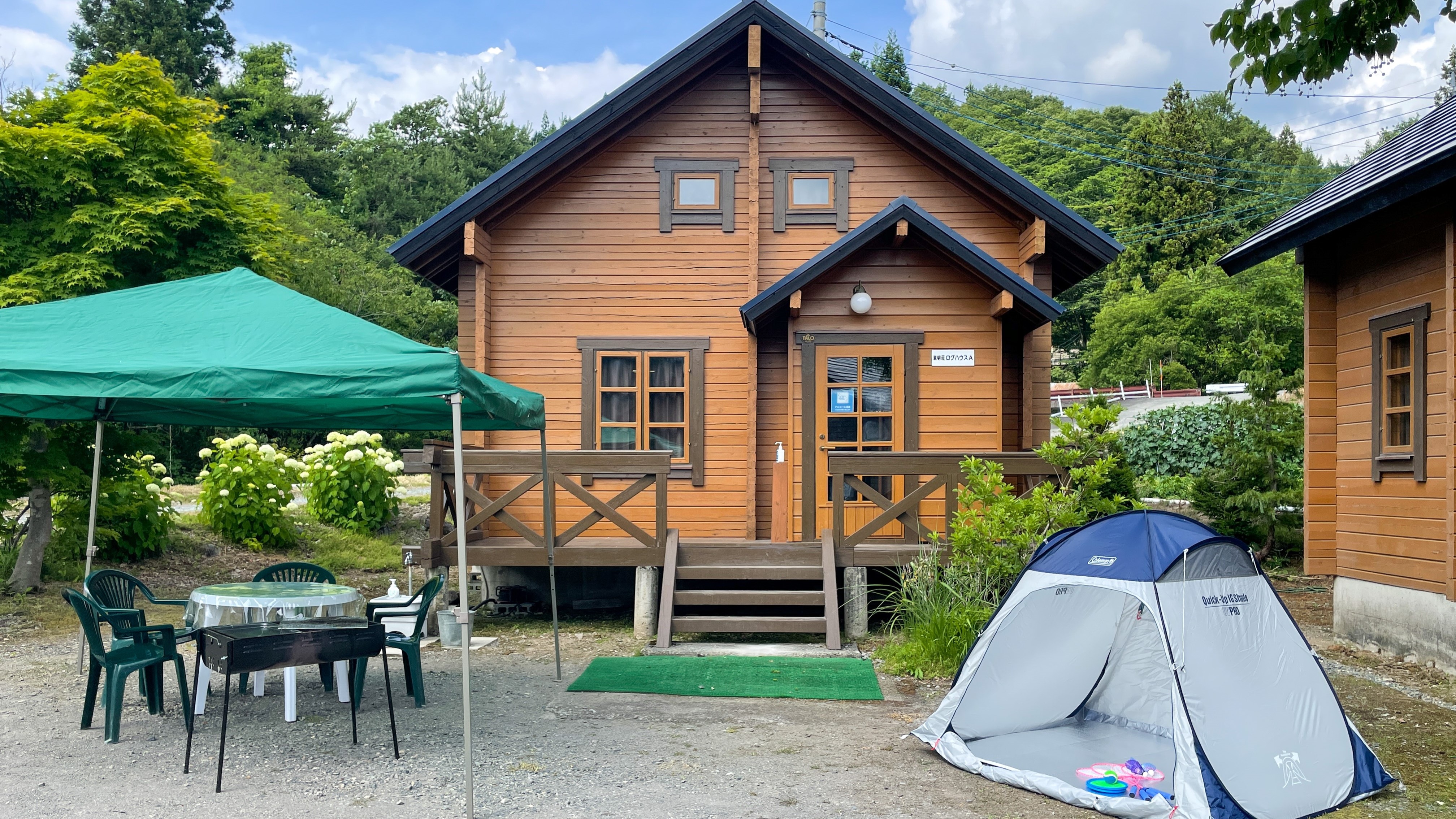 ・ BBQ in front of the cottage ♪ Turf tents, one-touch tents, stoves, etc. are available for rental.
