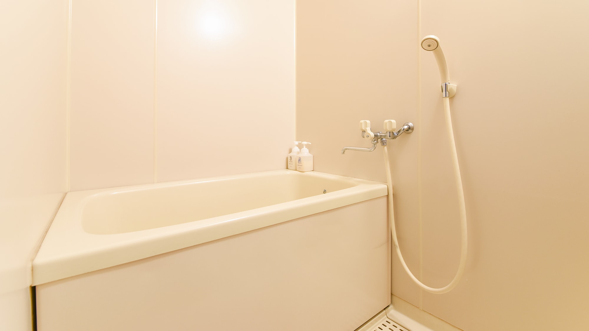 * [Garden side Japanese-style room with 10 tatami mats] You can also use the bath in the guest room.