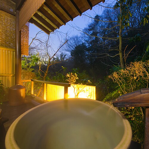 [Example of an open-air bath attached to a room] The luxury of soaking in the "beauty bath" in a private space while gazing at the night scenery.
