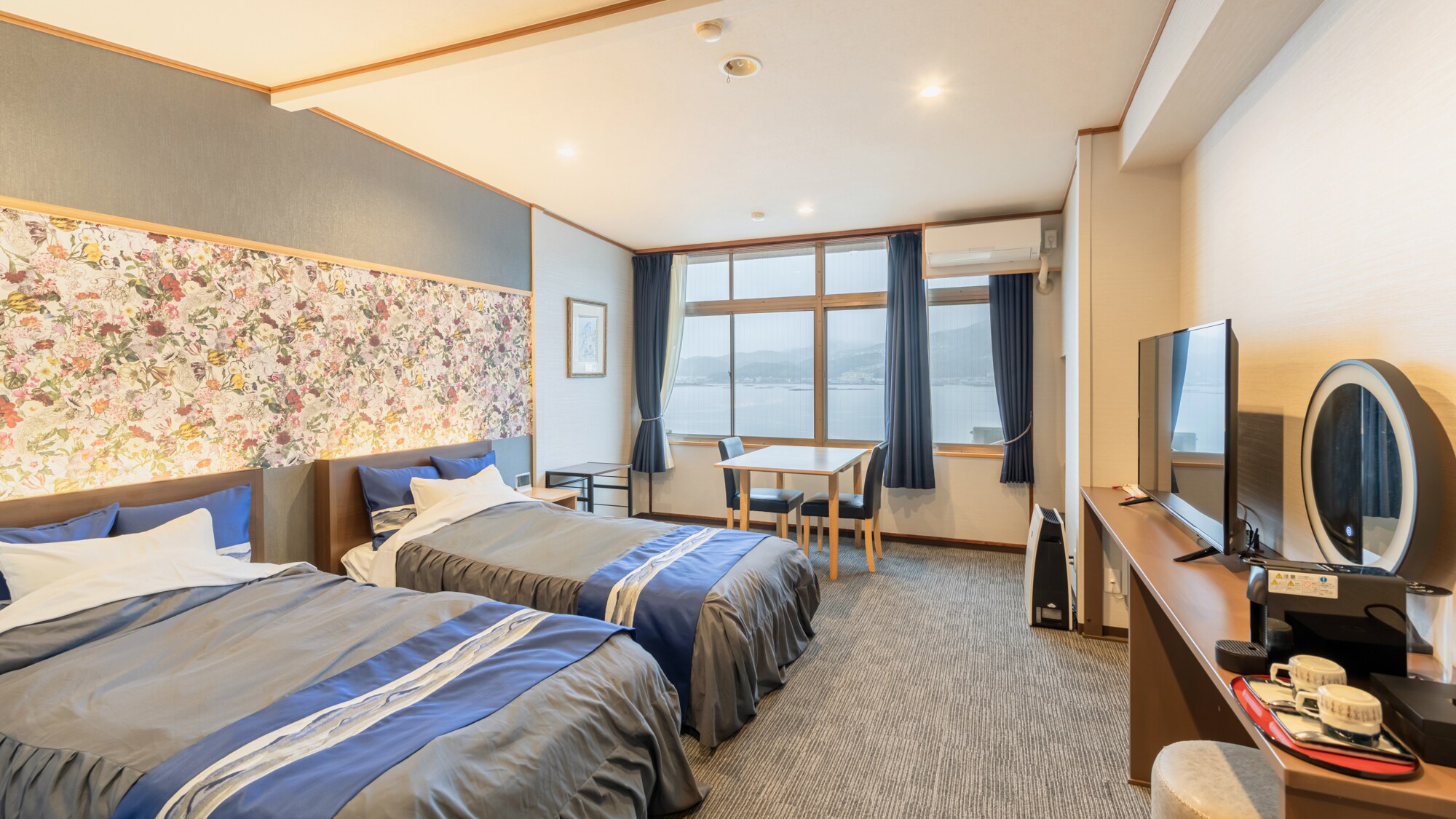 *[Room] A Western-style twin room with a bathroom and toilet, exclusively designed by the owner