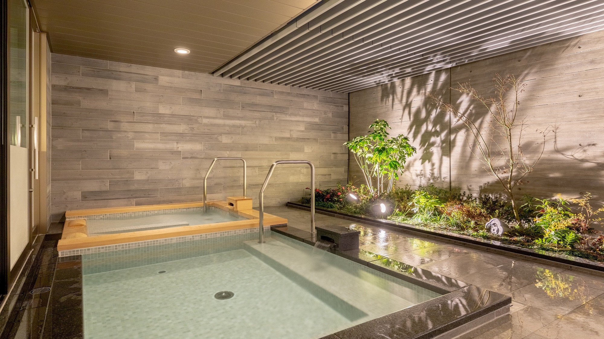 [Large communal bath] Open-air bath