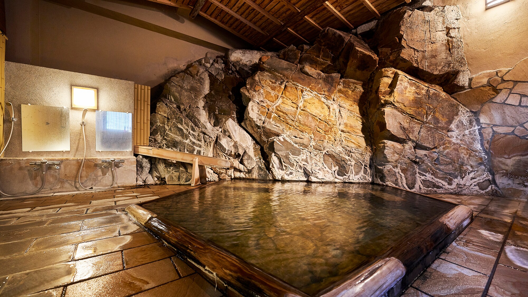 Both the 25 tatami-sized "Oiwaburo" and the "Superb view open-air bath" can be reserved for private use.
