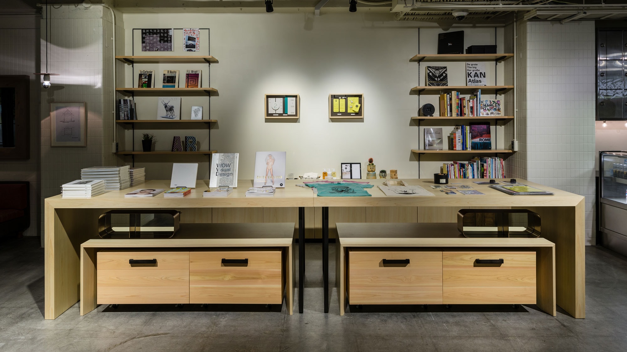 SHOP ในโรงแรมจำหน่ายสินค้าออริจินัลและสินค้าลิมิเต็ดอิดิชั่นที่ใช้ในโรงแรมเช่นกัน