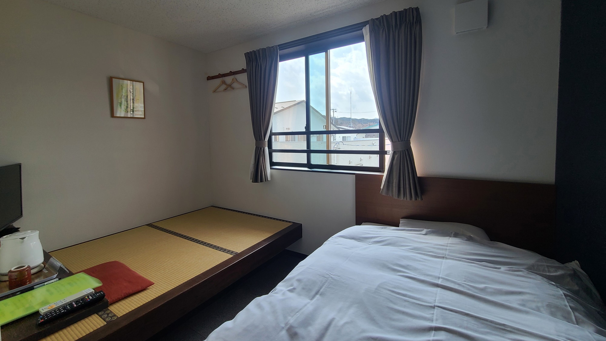 # [Kamar single dengan lantai terangkat] Bersantailah di tempat tidur dan di lantai tatami yang ditinggikan