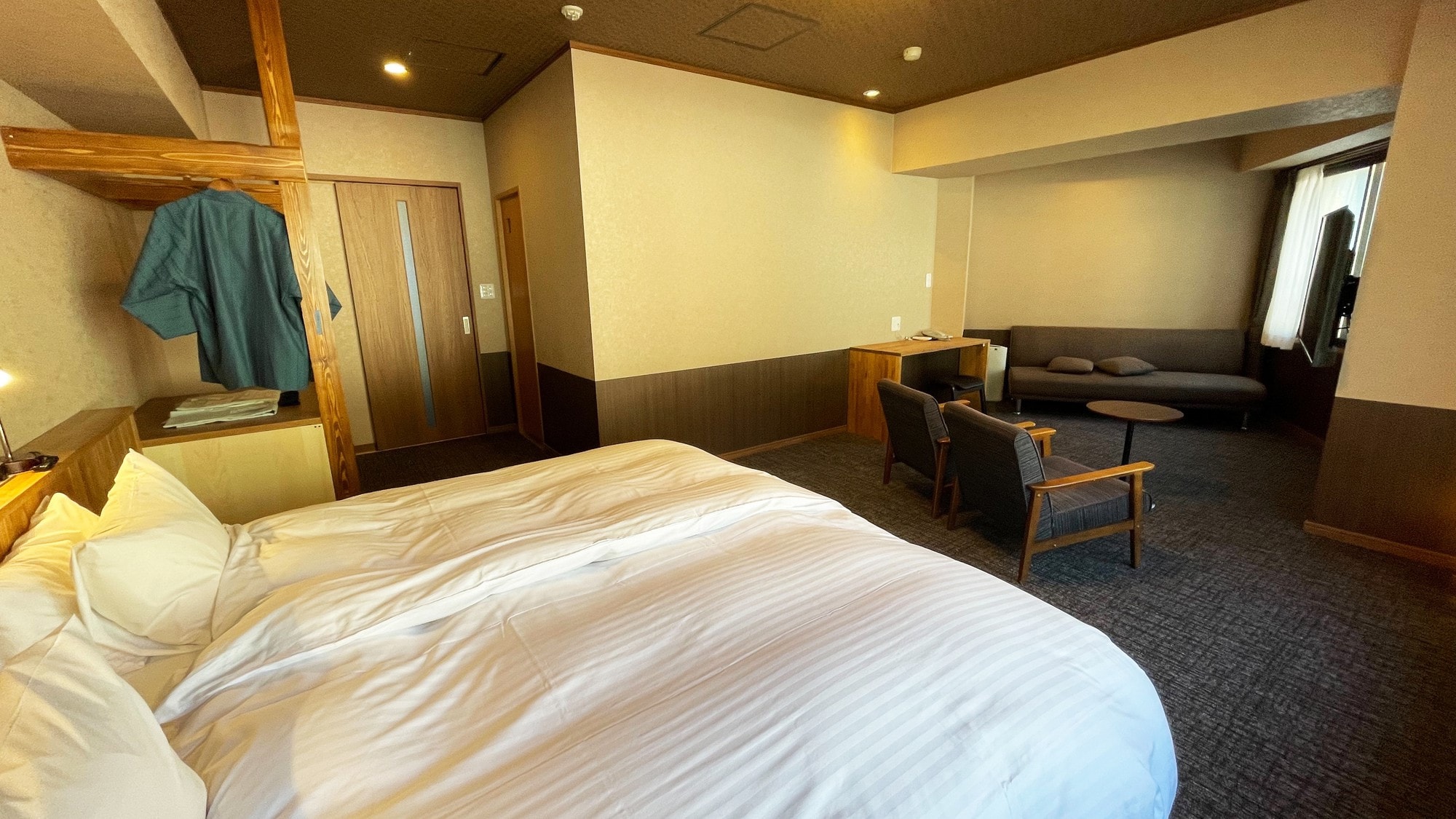 [Annex/Hollywood Twin/with shower] Riverside corner room 34 square meters