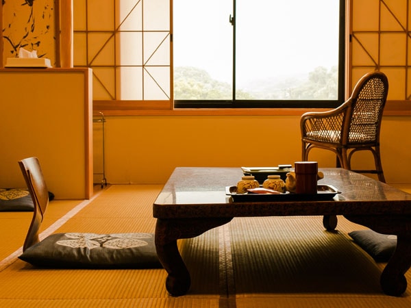 ◆ Japanese-style room (mountain side): You can spend a relaxing time with a panoramic view of Mt. Bizan.