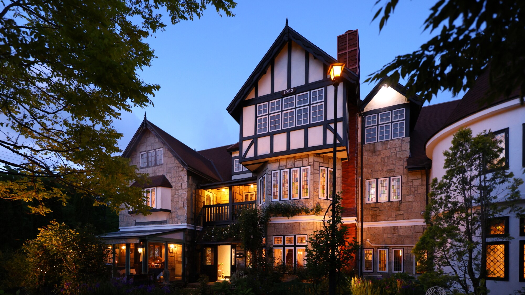 Exterior: Enjoy an extraordinary space that will make you feel as if you have traveled to England.