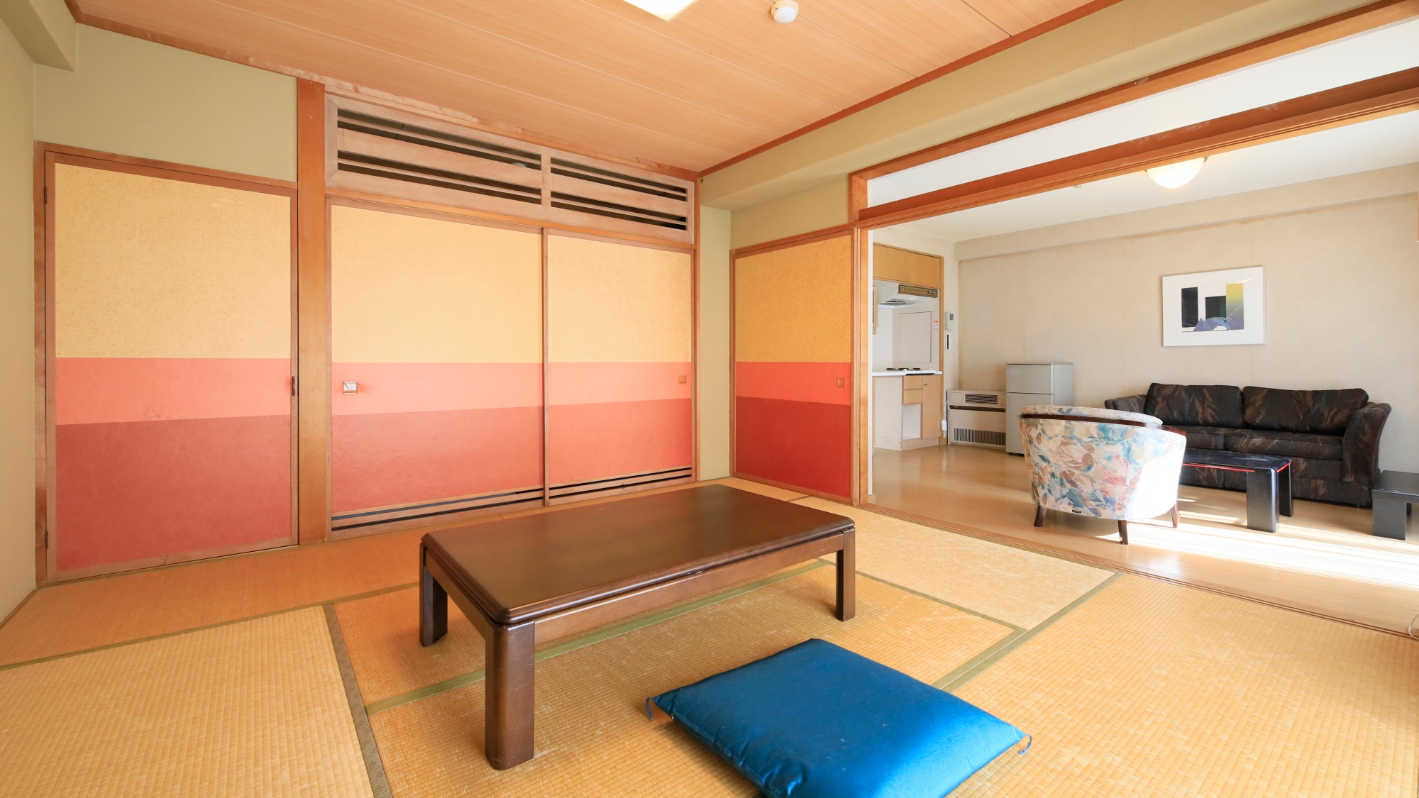 [East West Building 1st floor] Japanese and Western rooms are also suitable for group accommodation