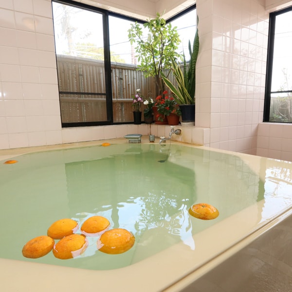 천연 온천 ◆ 100 % 원천에 걸쳐 싱크대의 천연 온천입니다. 창문에서는 바다를 바라볼 수 있습니다!