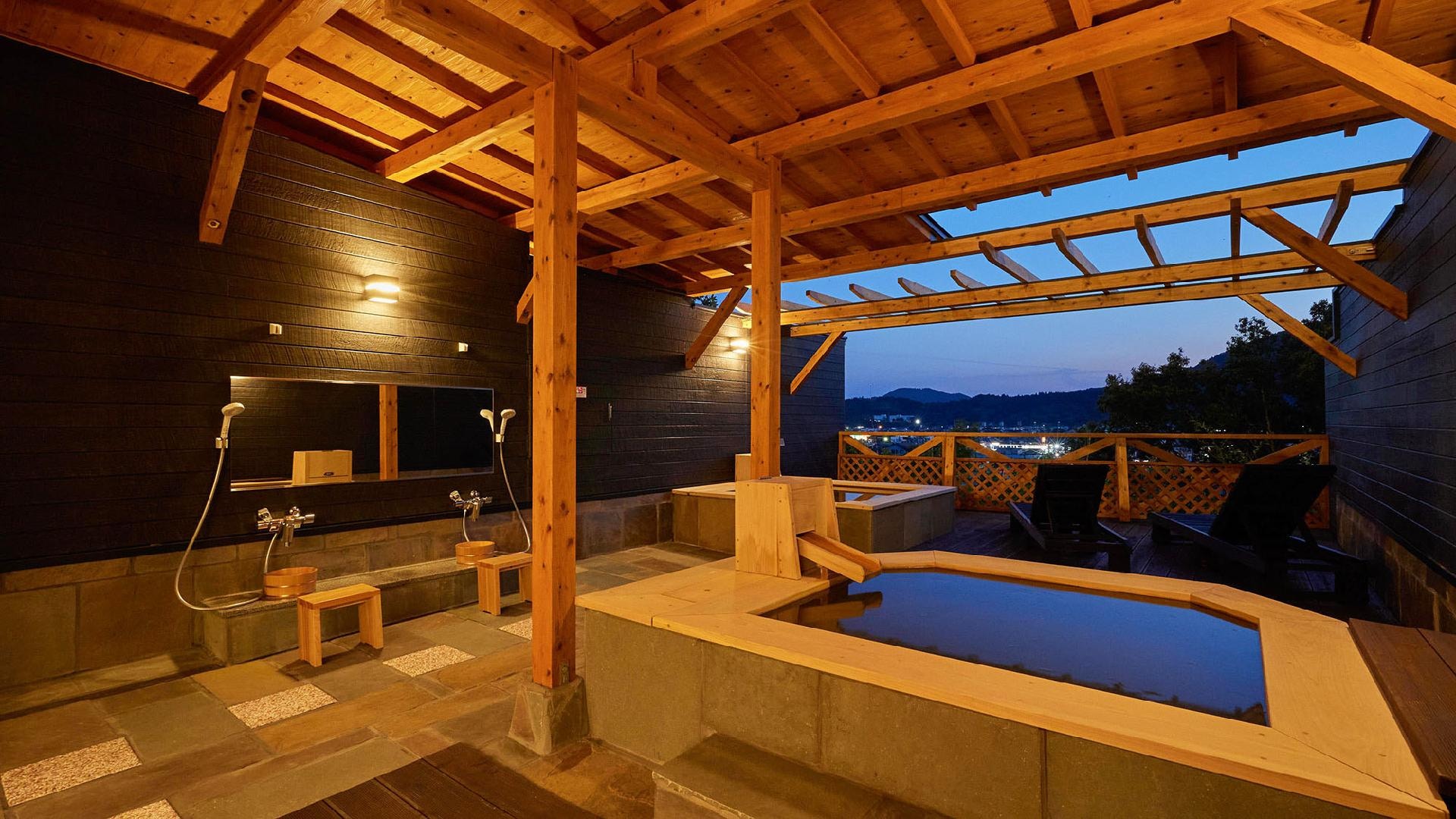 ・[Ten: Open-air bath in the guest room] There are two bathtubs and a washing area, so the whole family can bathe together.