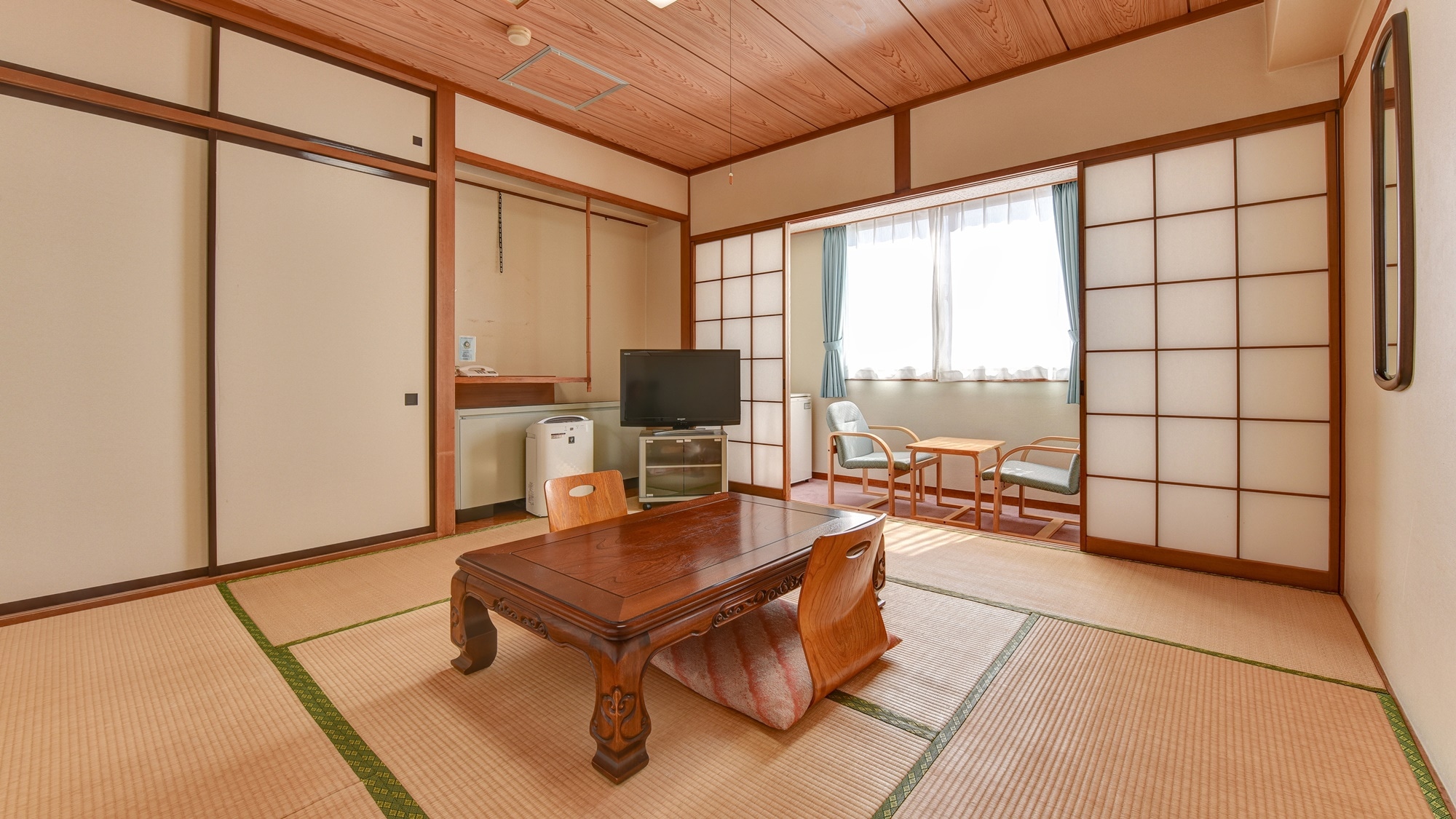 *Main building Japanese-style room (8 tatami mats)/A spacious Japanese-style room (8 tatami mats).