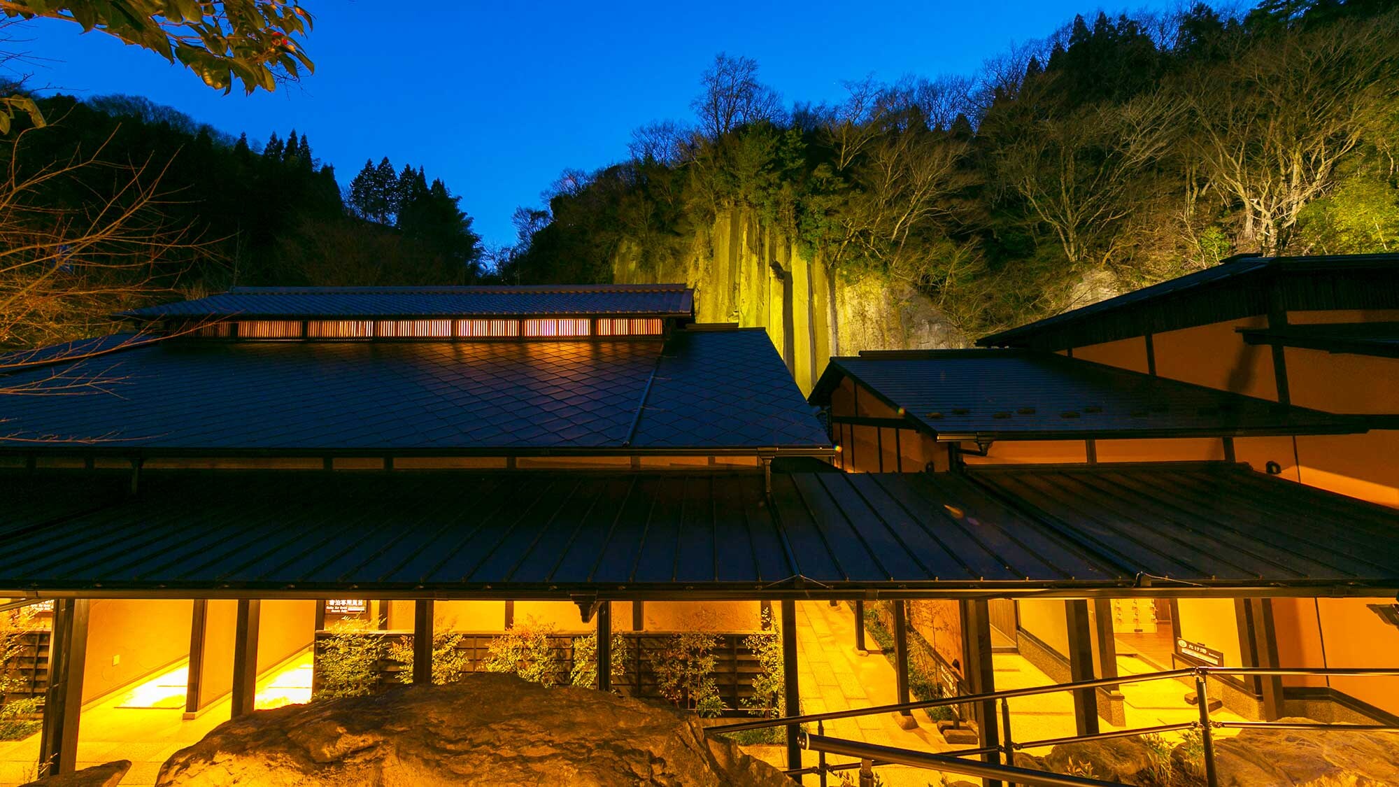 [Hot Spring Passage] A passageway leading to the hot springs reserved for guests only. You can see the large, towering natural rock, Byobu Rock.