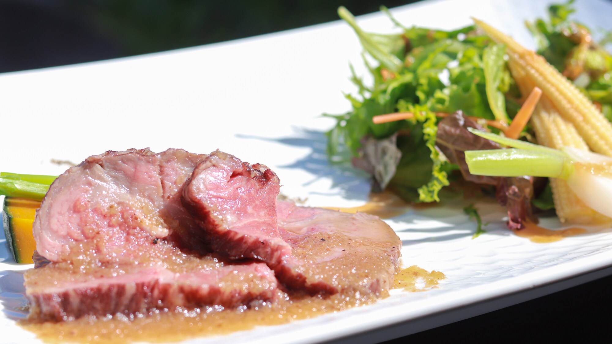 Thăn bò Izu tái. Bạn chỉ có thể mua món này ở một vài nhà hàng ở Izu Kogen!