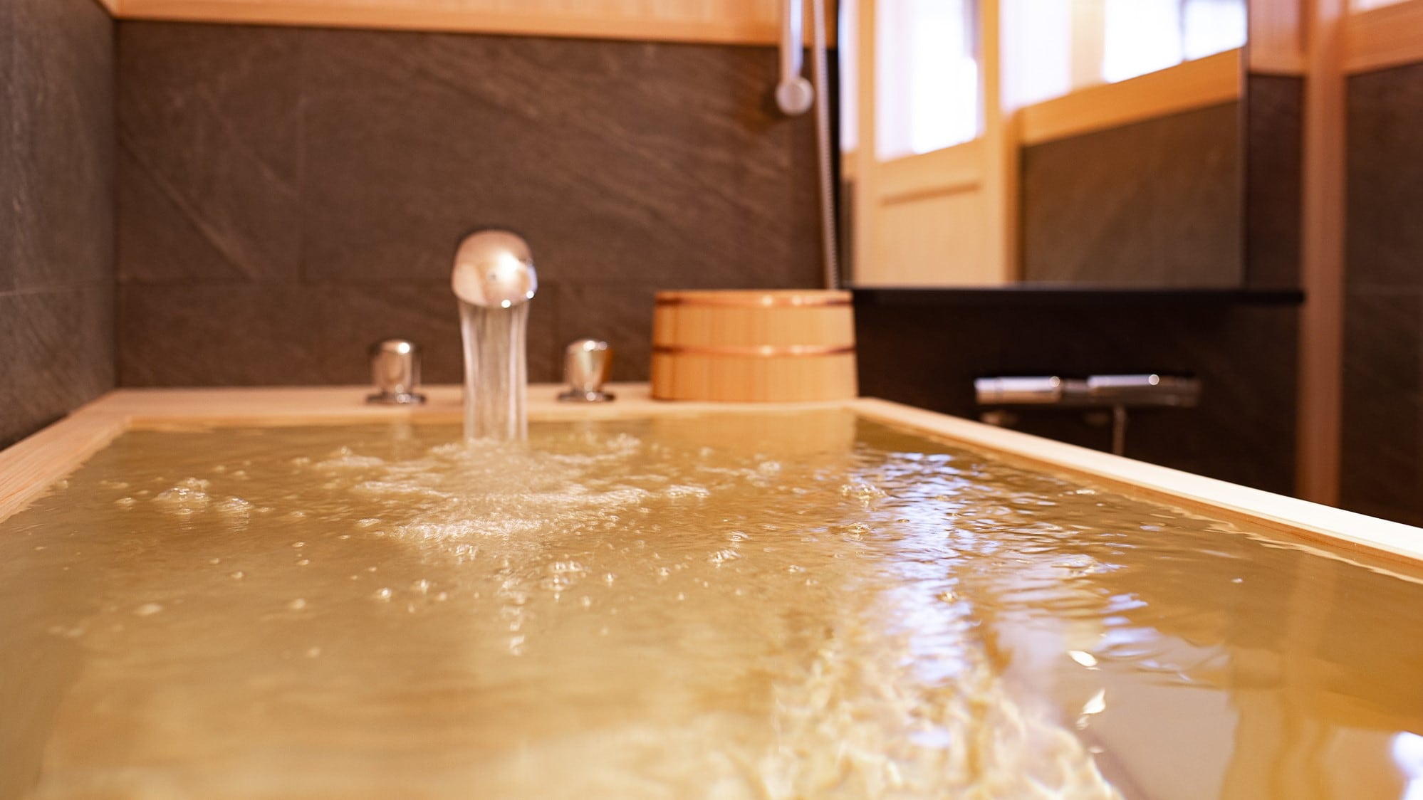 [Room details] We have prepared a cypress bathtub handmade by a craftsman in the room. You can relax in the spacious bathtub surrounded by the scent of wood.