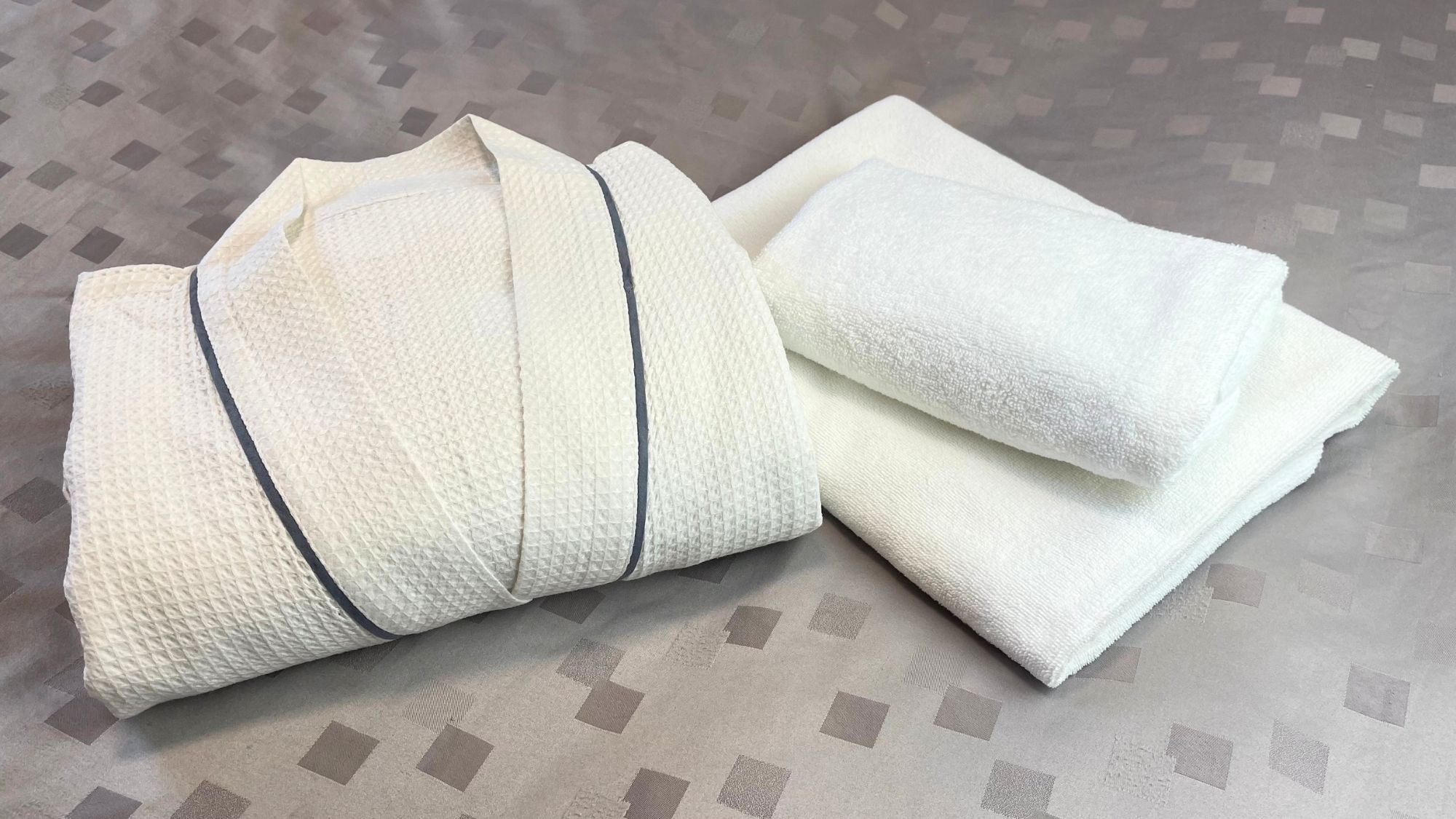 ◆Guest Rooms - Room wear and tiles