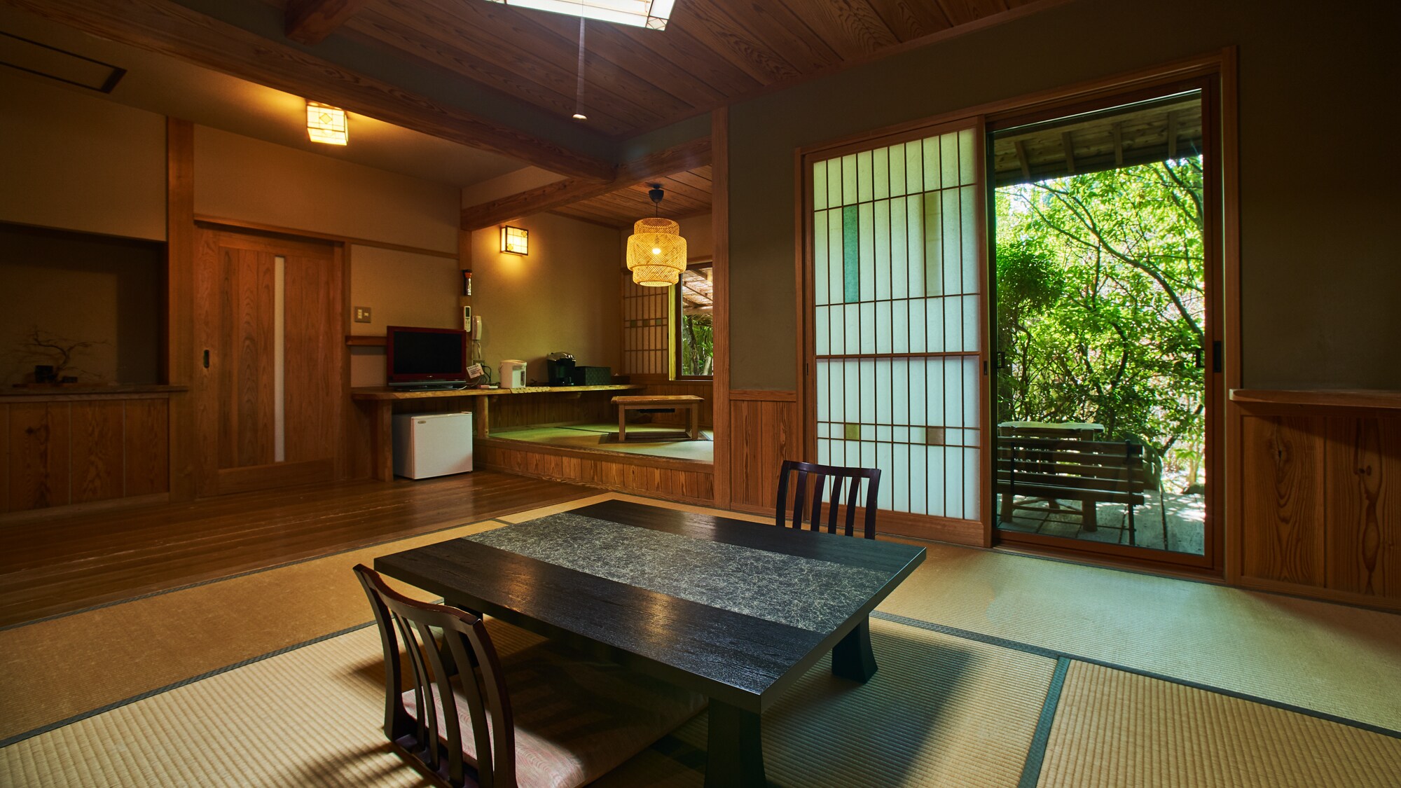[Tatami Hatcho Guest Room] We are a Japanese-style room with 8 tatami mats + 2 tatami mats + stepped digging kotatsu + open-air bath + footbath