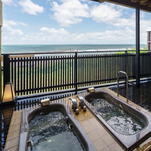 Enjoy the view of the Sea of Japan from the private open-air bath in the villa "Kakairo."