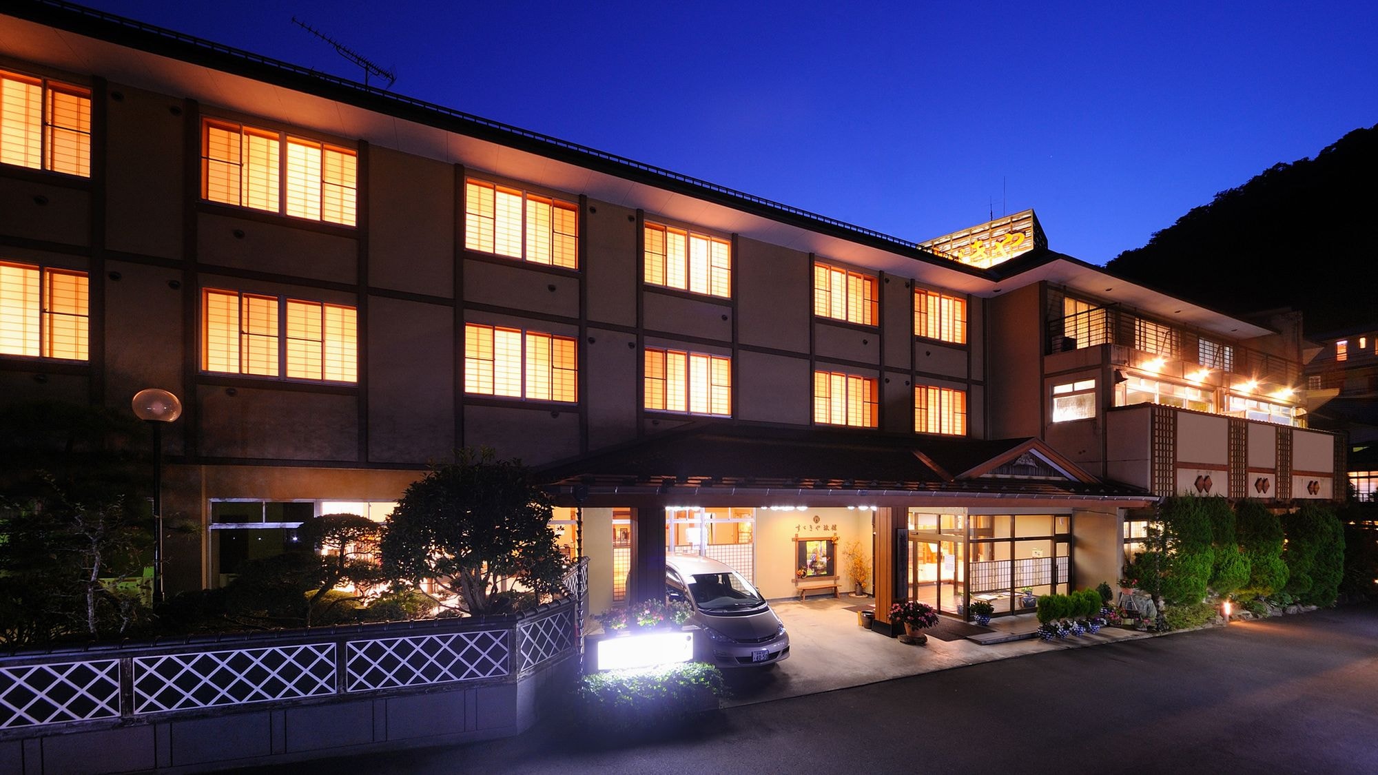 [Exterior at night] This is a quiet hot spring enveloped in silence at night.