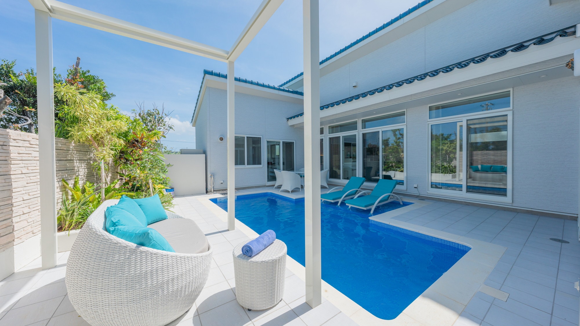 [Common] There is also an outdoor shower by the pool.