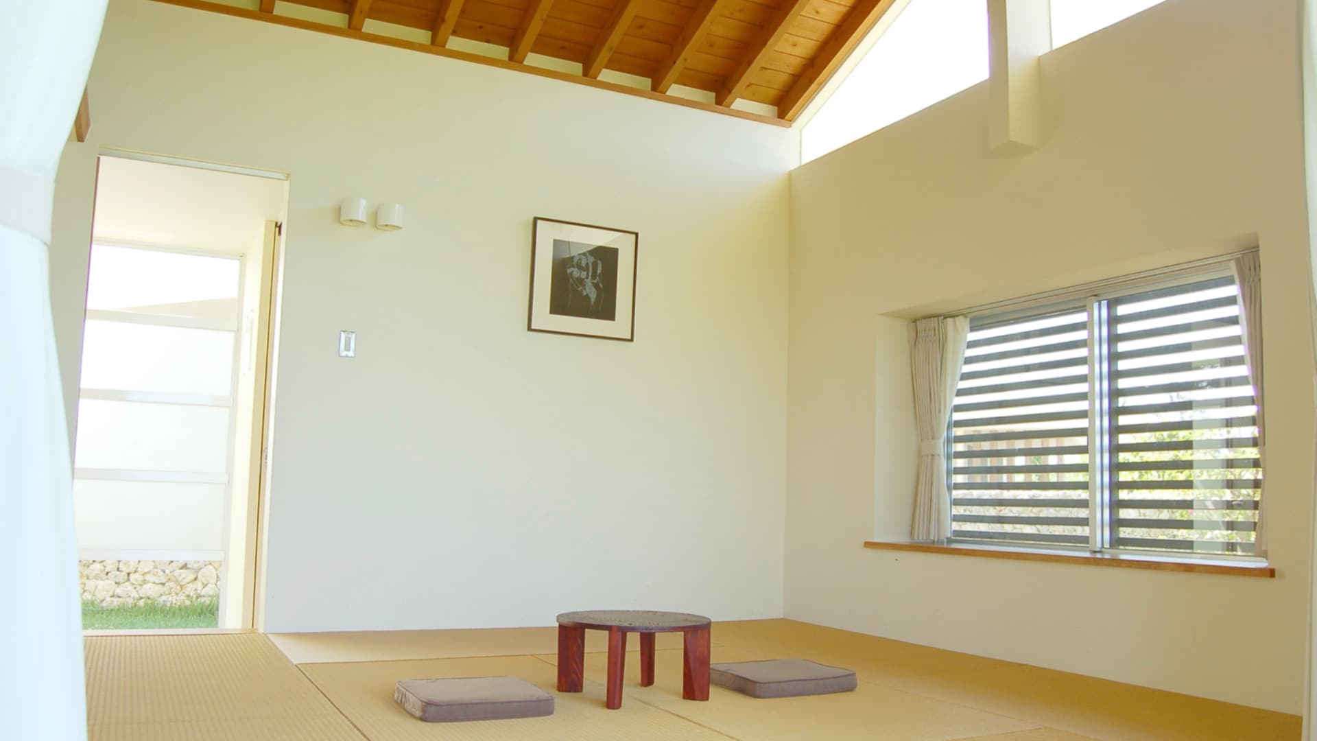 An open Japanese-style sea room with a high ceiling
