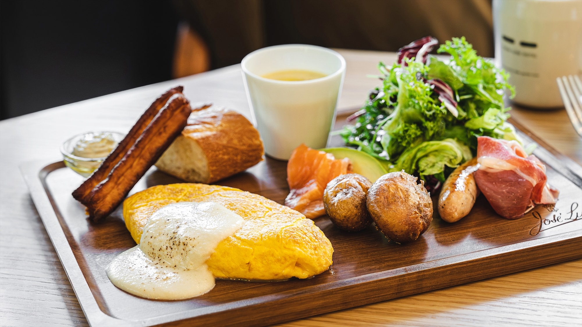 Served with the crispy and light “Churros”, a staple of Spanish mornings, you can feel “Spain” even more.