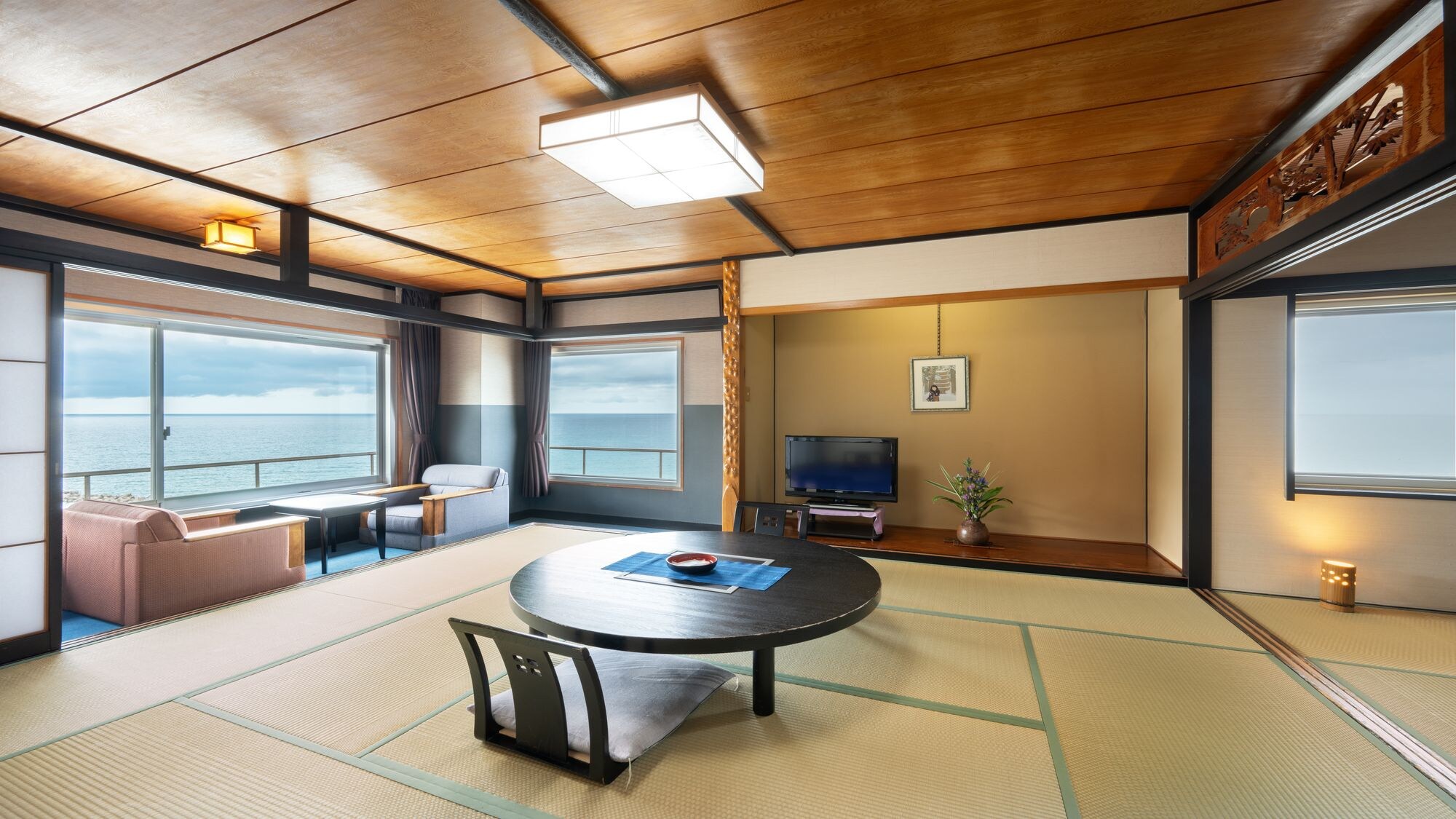 [Japanese-style room] A spectacular view of the ocean spreads across the large window (example)