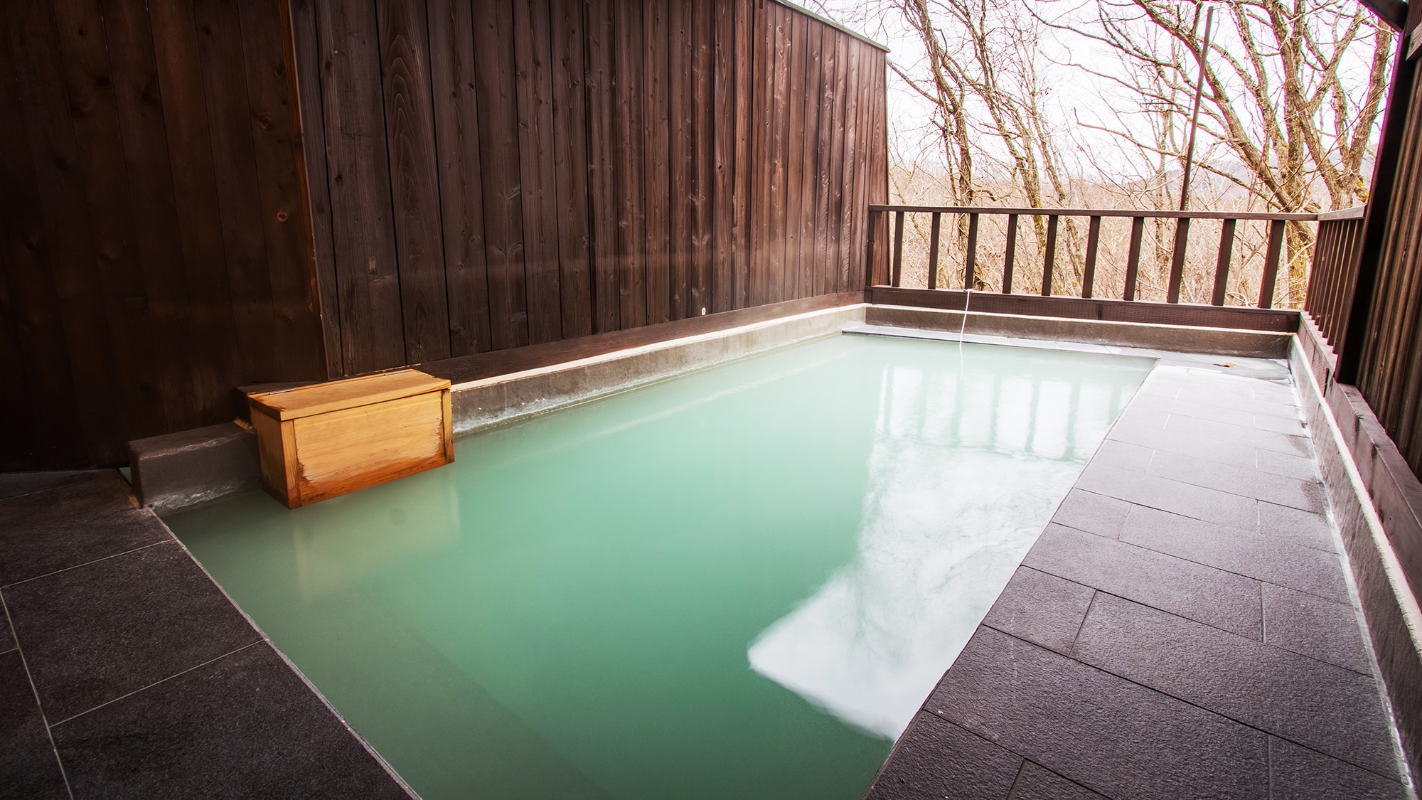 The hot water and clear air that springs up. There is an open-air bath that stands in a quiet forest.