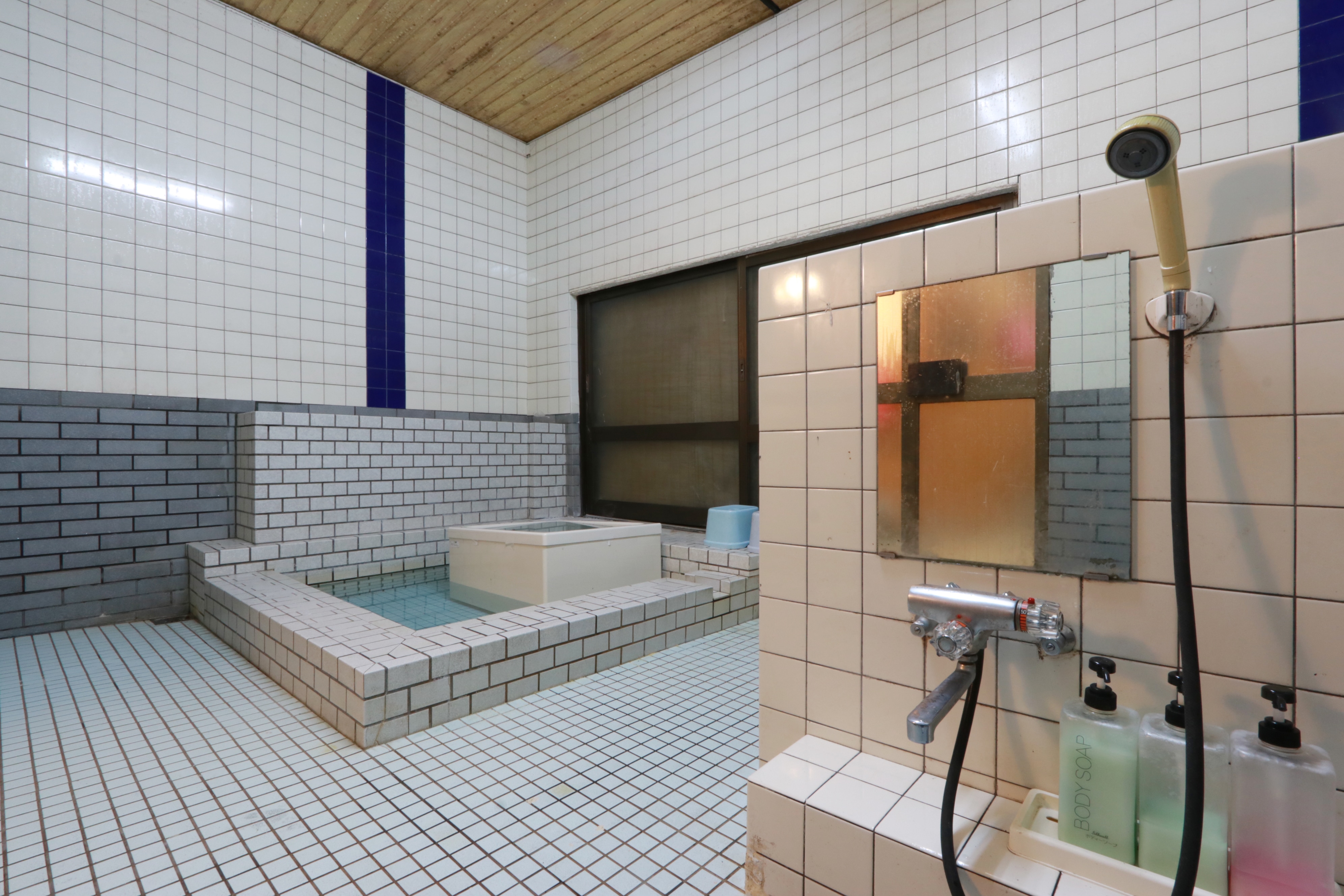 [Large bath] The washing area is also spacious.