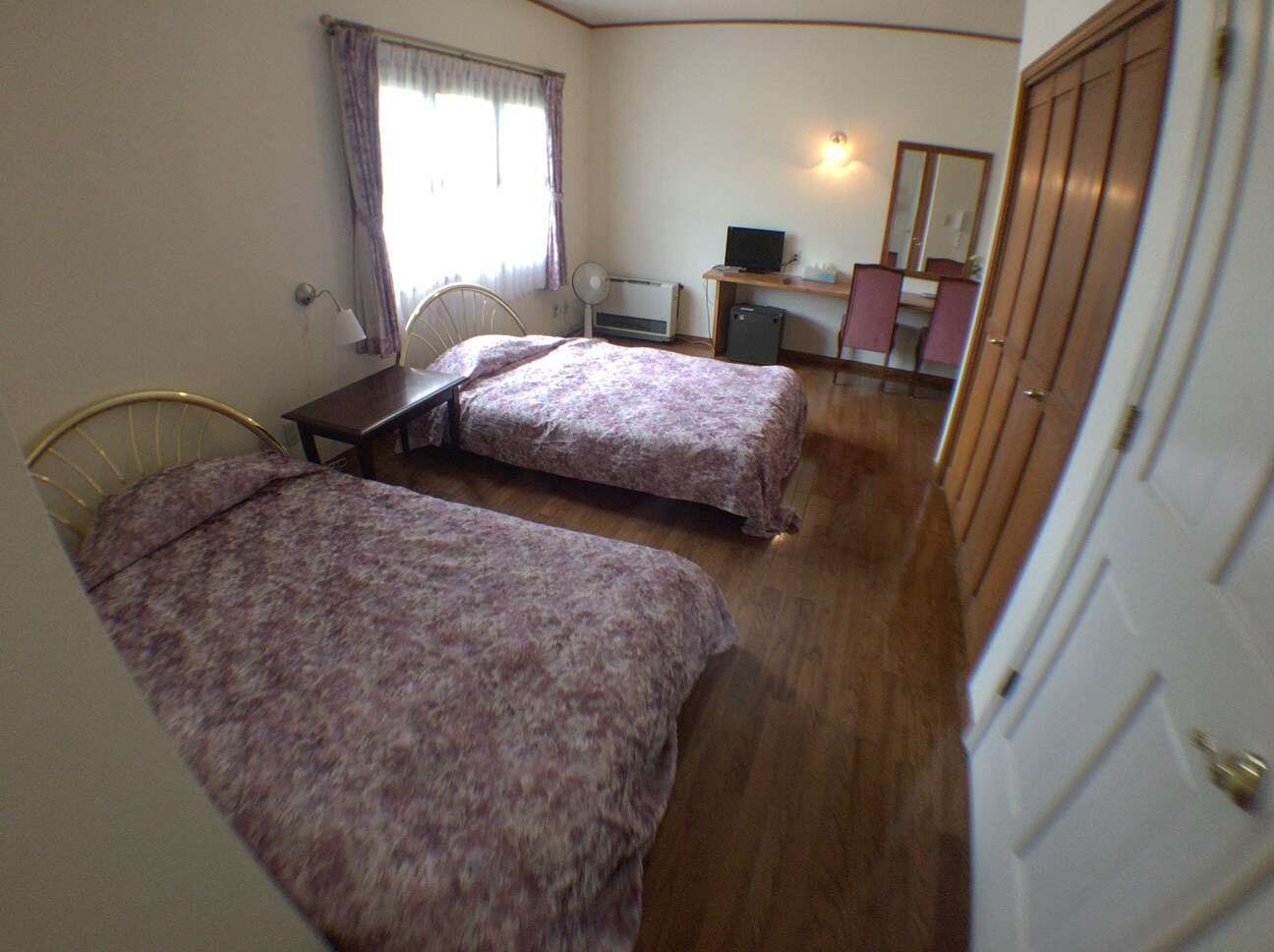 Western-style room with bathroom and toilet
