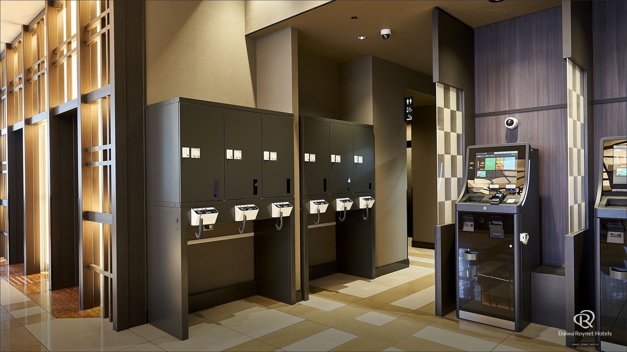 Luggage lockers (free)