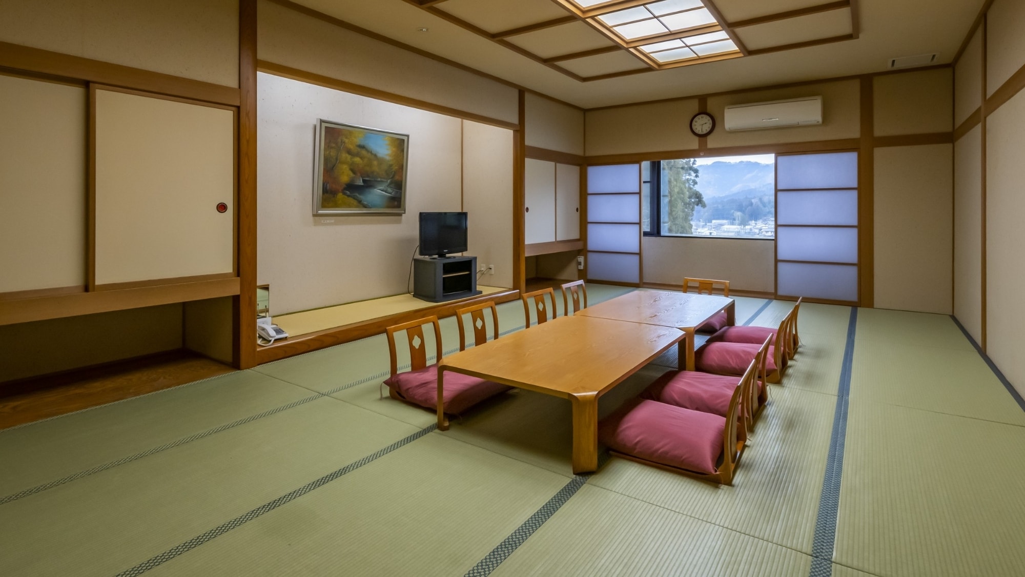 The spacious Japanese-style room is a 15-mat Japanese-style room that is spacious enough for a large number of people to stay.