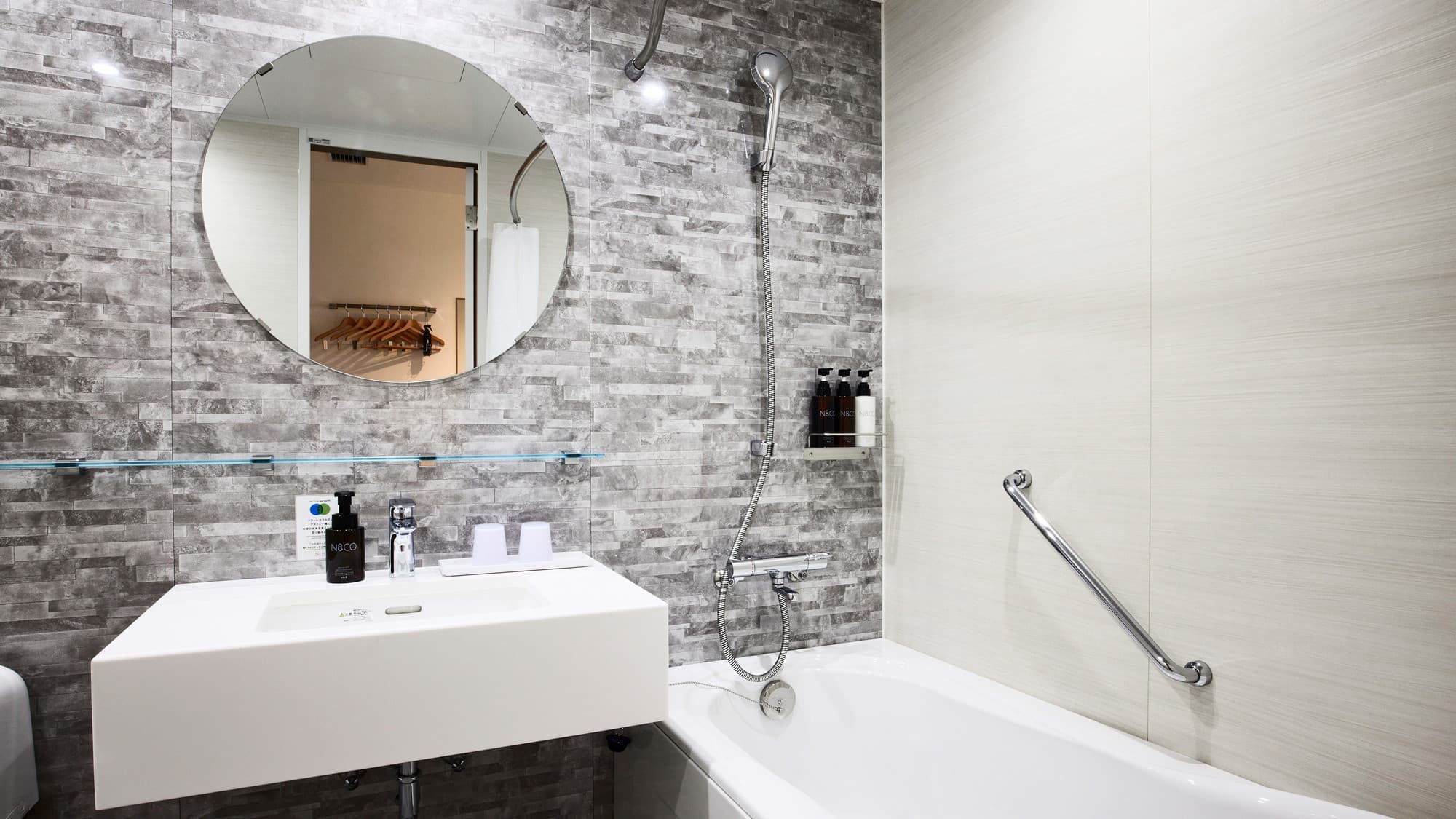 Deluxe Twin Room | 3-piece unit bathroom / Equipped with a bathtub where you can stretch out and relax.