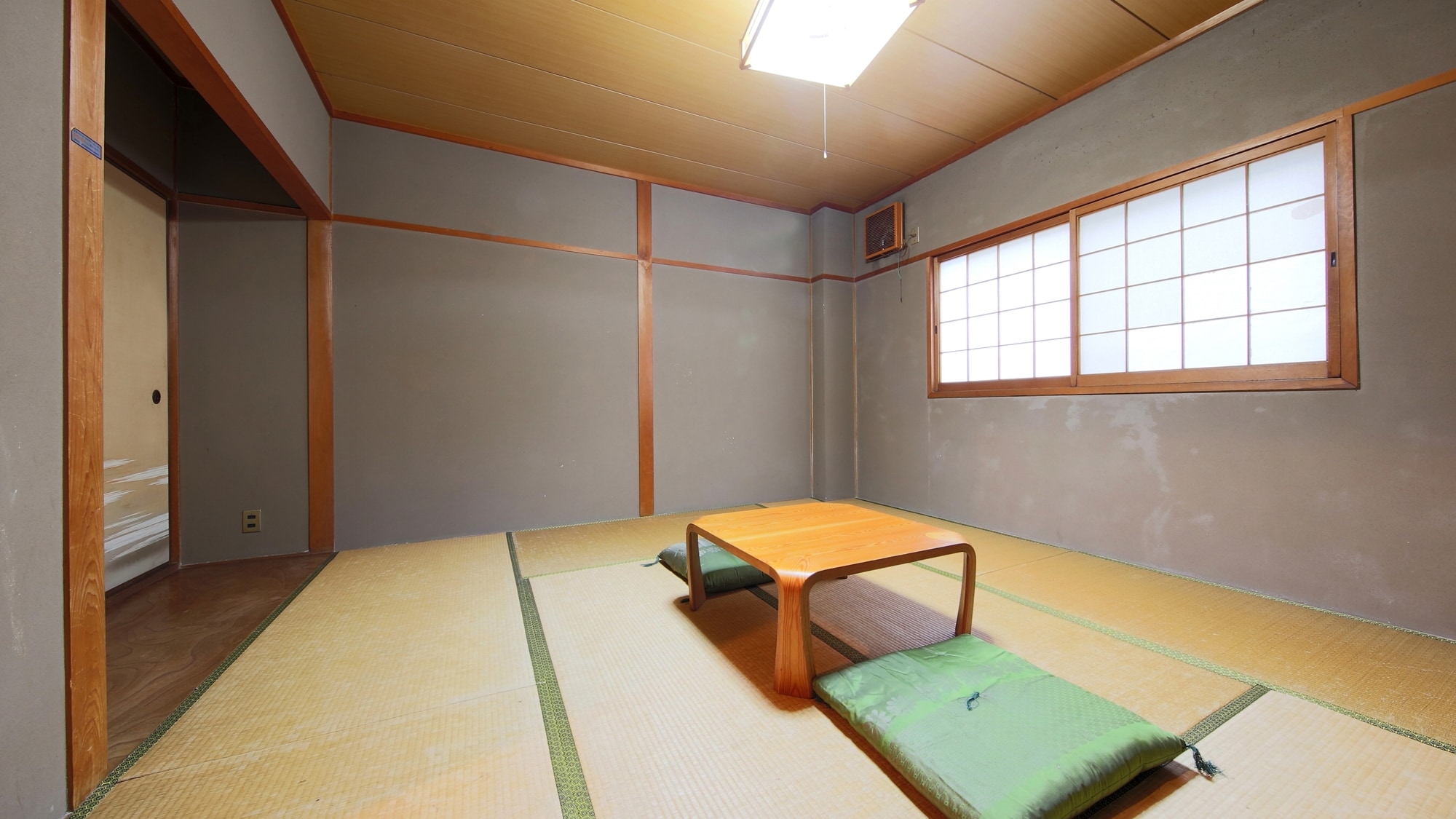 * [Room (Japanese-style room with toilet, 8 tatami mats)] There are some places where the old-fashioned structure remains.
